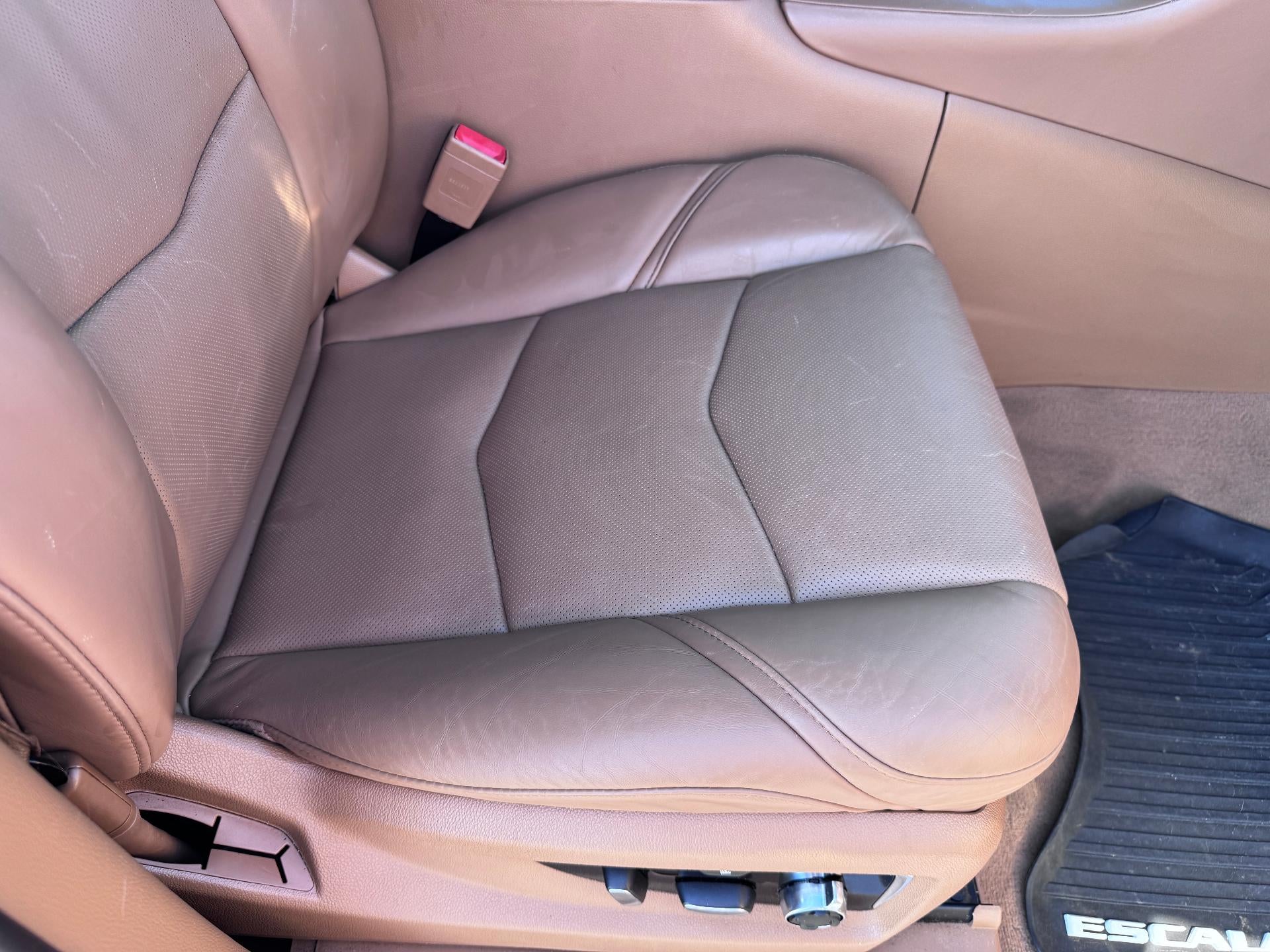 2017 Cadillac Escalade PLATINUM / 6.2 LITER V8 / SUNROOF / ADAPTIVE CRUISE / LOCAL TRADE