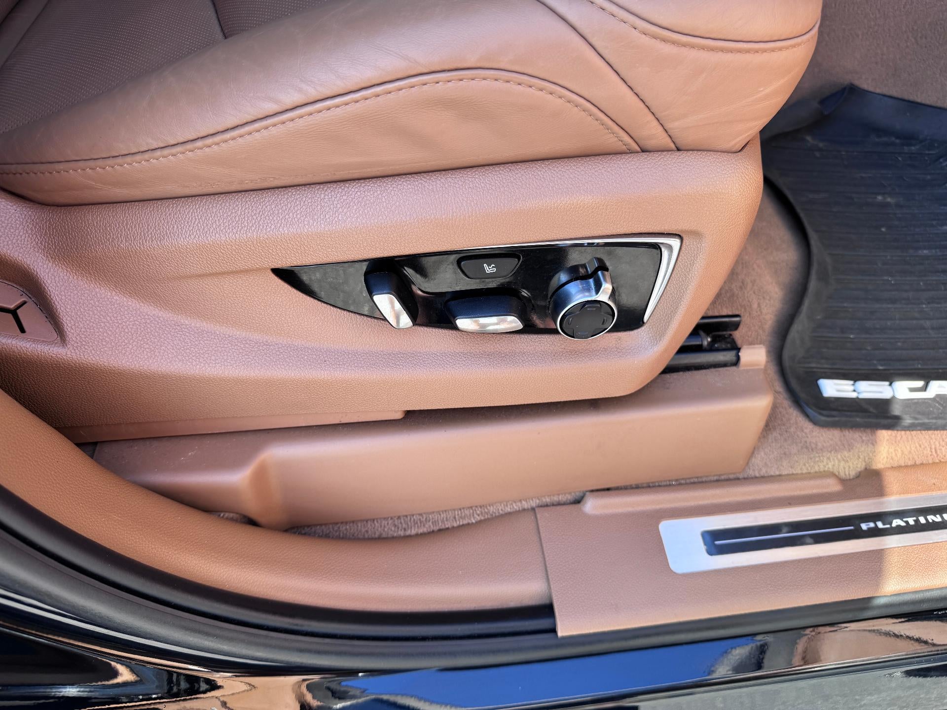 2017 Cadillac Escalade PLATINUM / 6.2 LITER V8 / SUNROOF / ADAPTIVE CRUISE / LOCAL TRADE