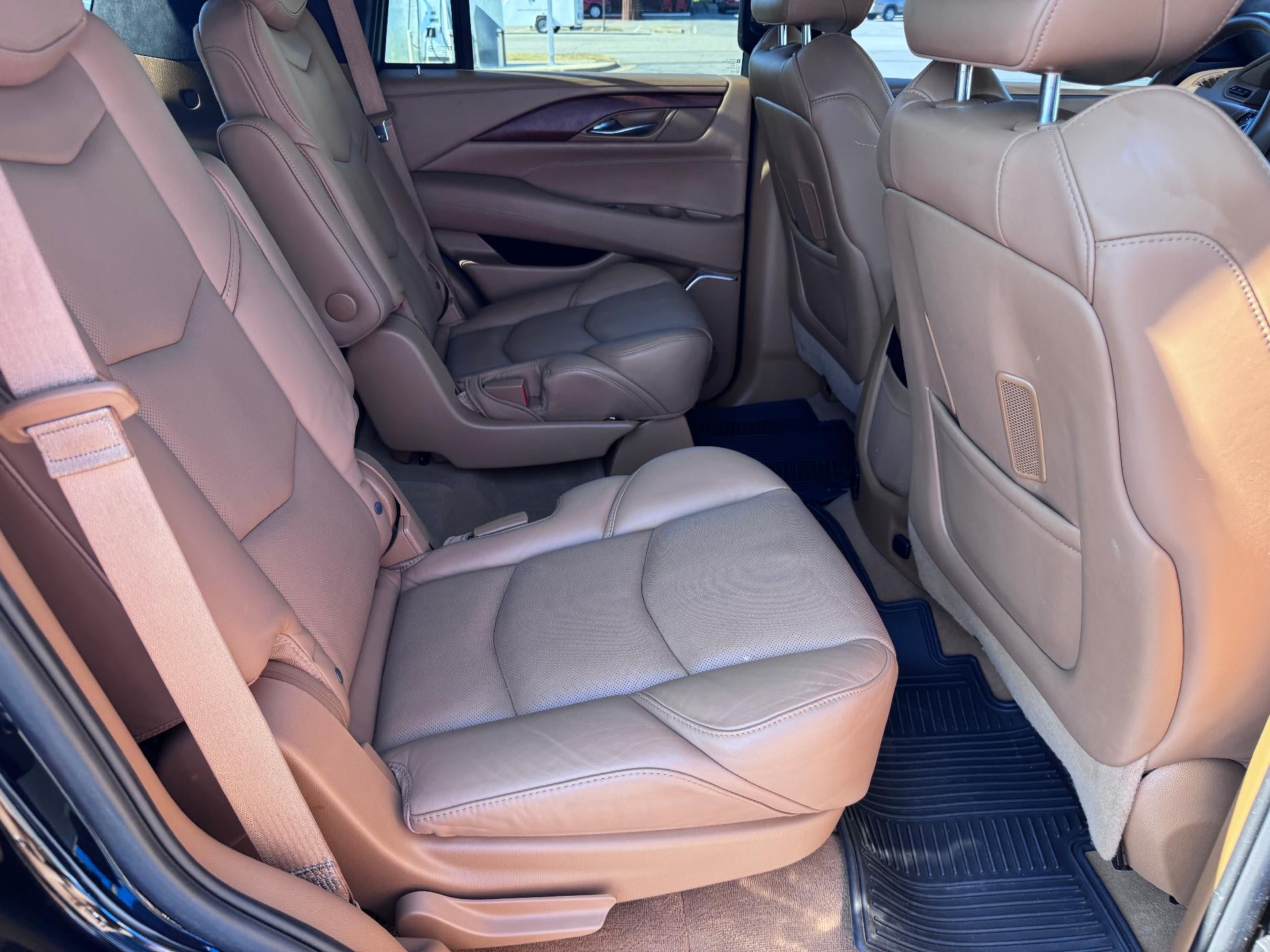 2017 Cadillac Escalade PLATINUM / 6.2 LITER V8 / SUNROOF / ADAPTIVE CRUISE / LOCAL TRADE