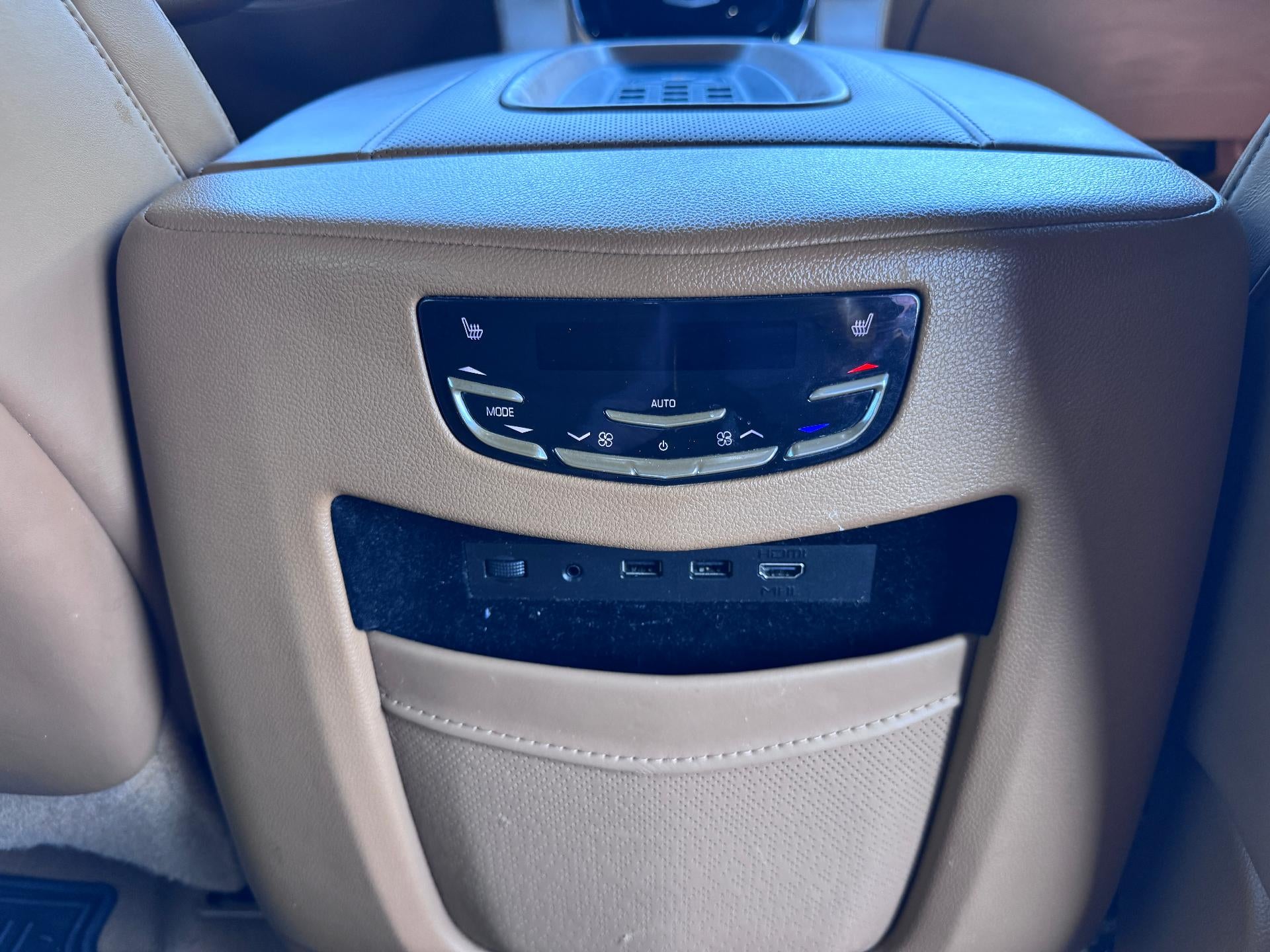 2017 Cadillac Escalade PLATINUM / 6.2 LITER V8 / SUNROOF / ADAPTIVE CRUISE / LOCAL TRADE