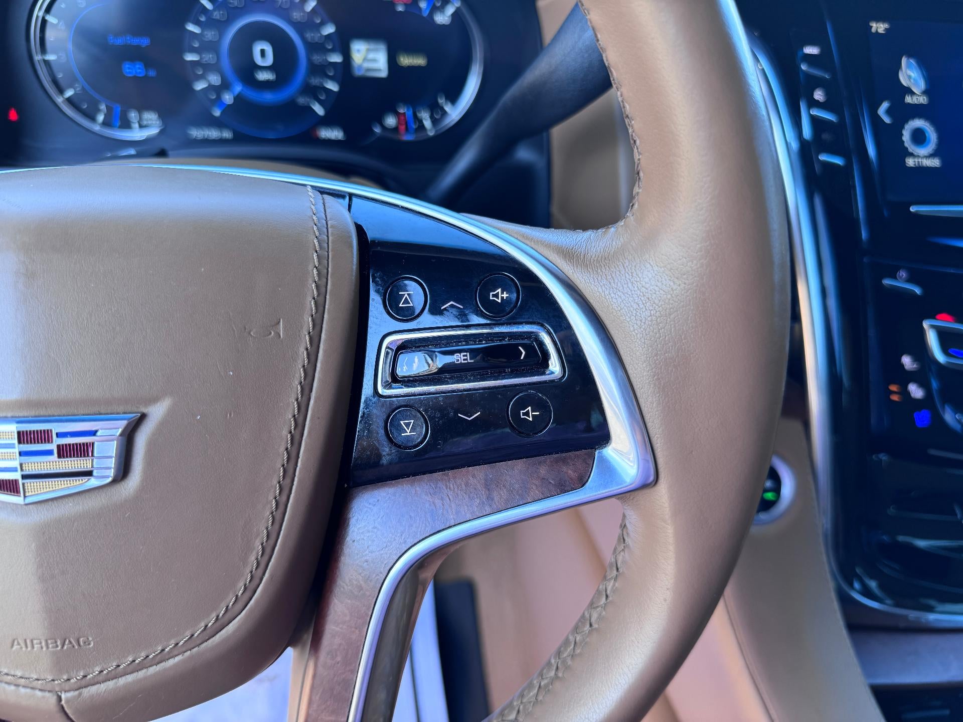 2017 Cadillac Escalade PLATINUM / 6.2 LITER V8 / SUNROOF / ADAPTIVE CRUISE / LOCAL TRADE