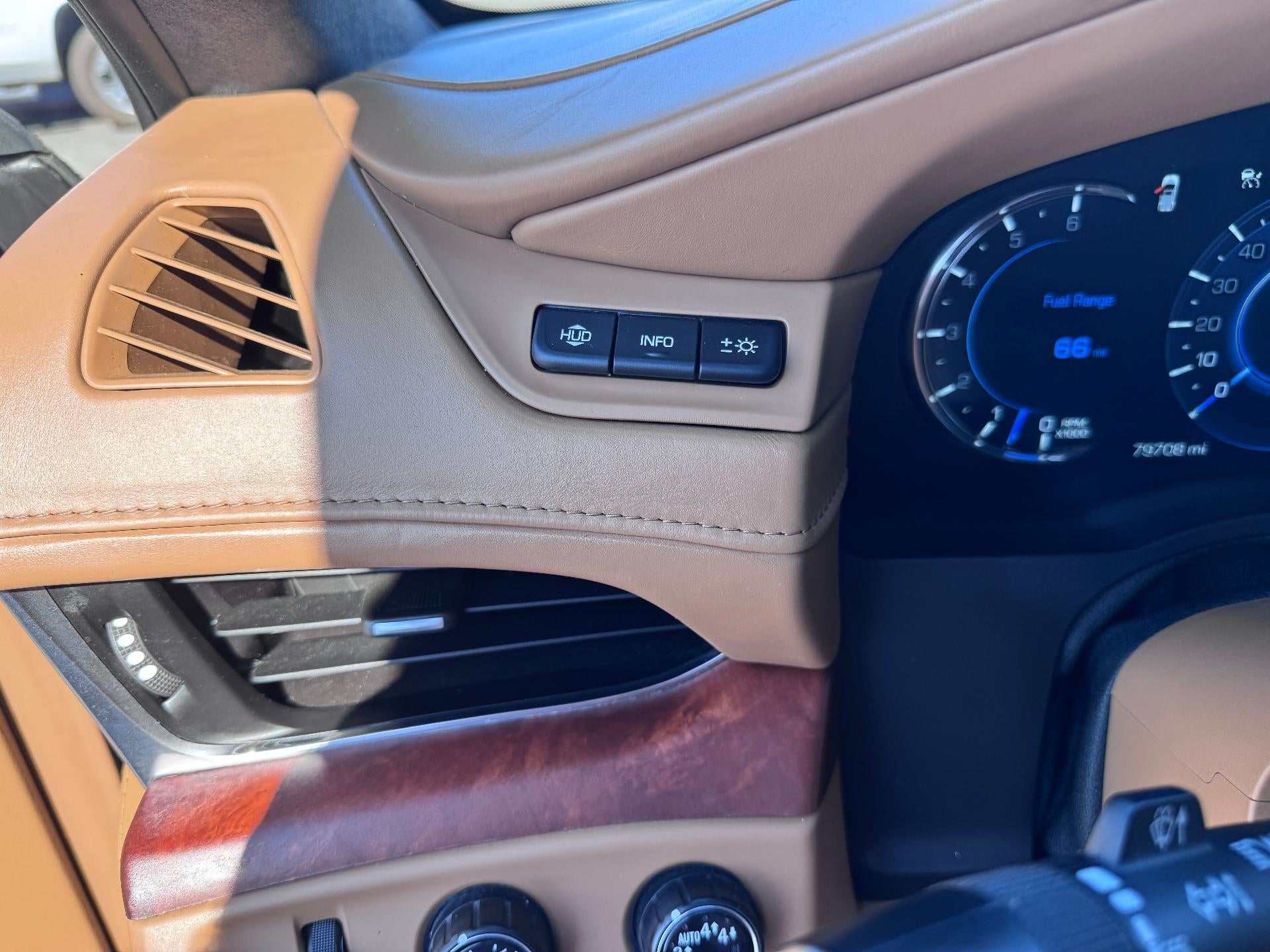 2017 Cadillac Escalade PLATINUM / 6.2 LITER V8 / SUNROOF / ADAPTIVE CRUISE / LOCAL TRADE