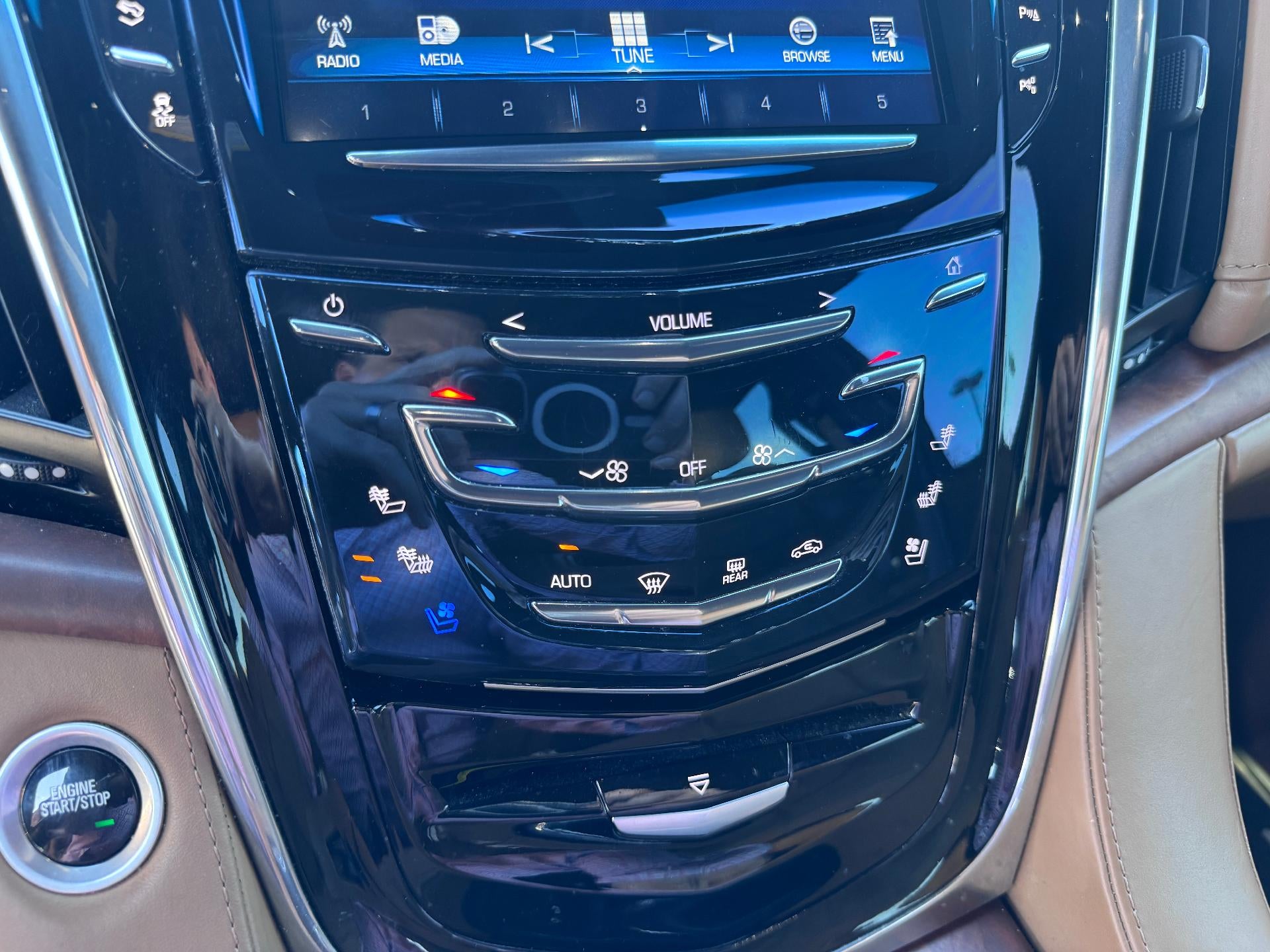 2017 Cadillac Escalade PLATINUM / 6.2 LITER V8 / SUNROOF / ADAPTIVE CRUISE / LOCAL TRADE