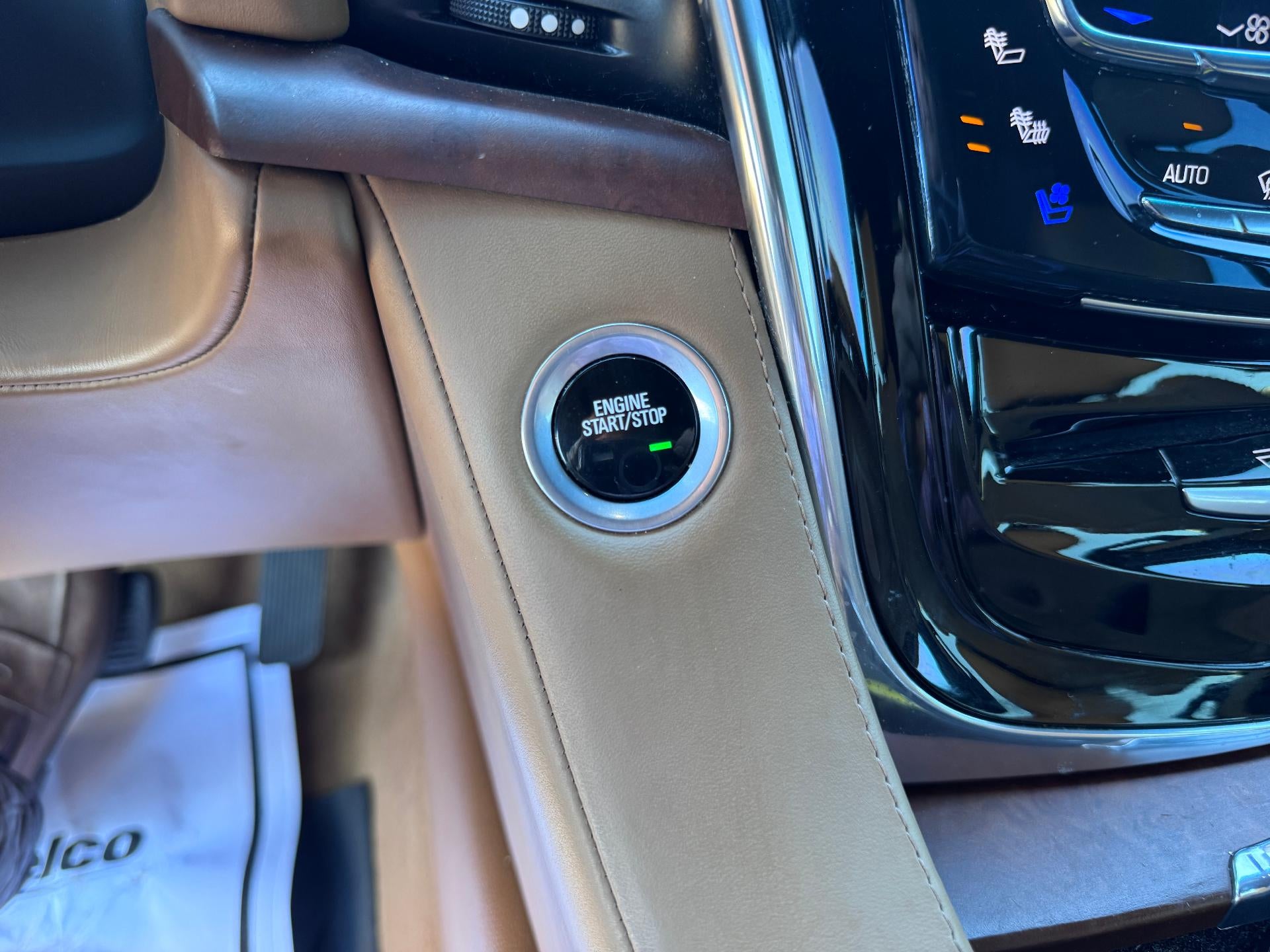 2017 Cadillac Escalade PLATINUM / 6.2 LITER V8 / SUNROOF / ADAPTIVE CRUISE / LOCAL TRADE