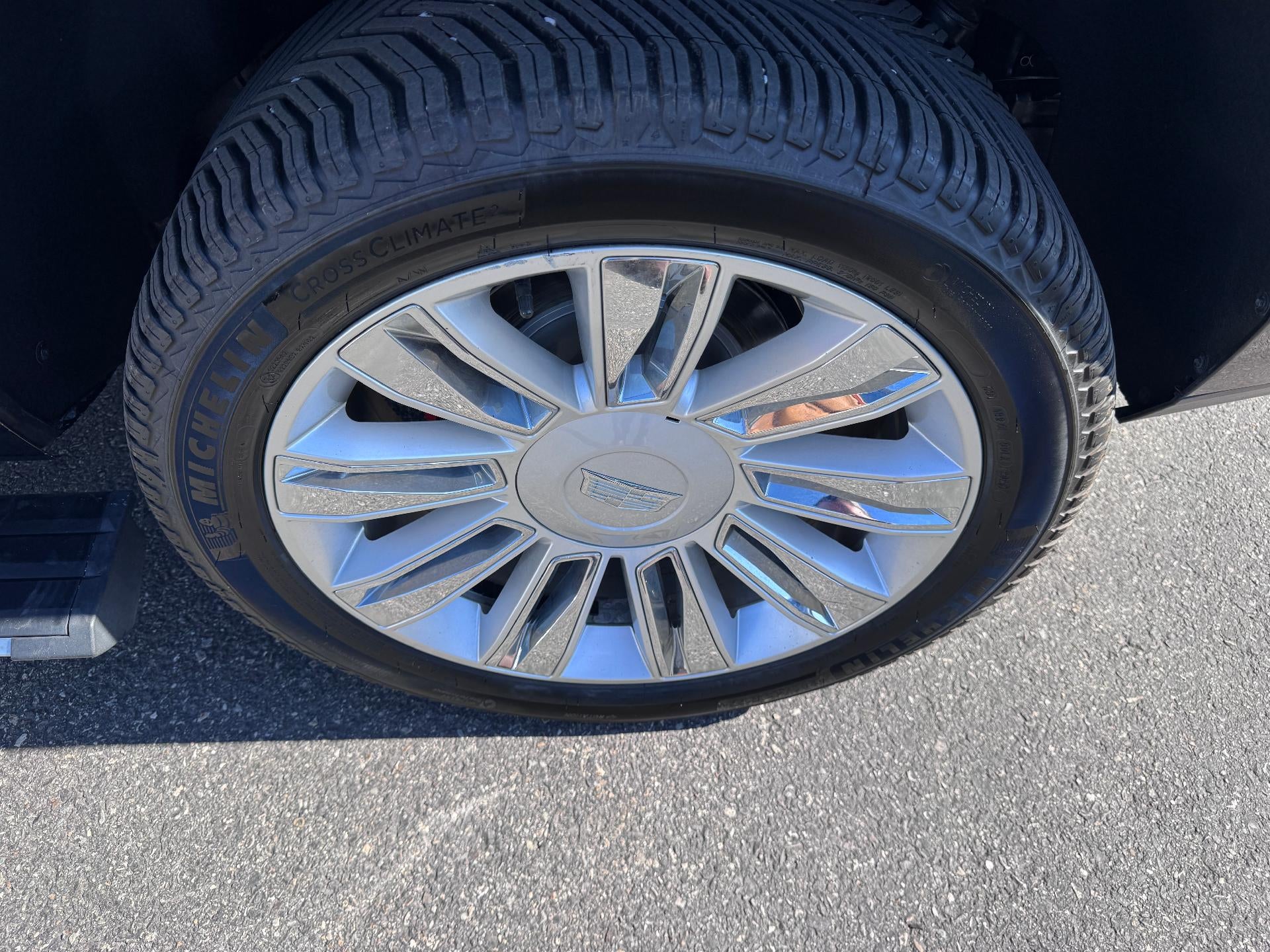 2017 Cadillac Escalade PLATINUM / 6.2 LITER V8 / SUNROOF / ADAPTIVE CRUISE / LOCAL TRADE
