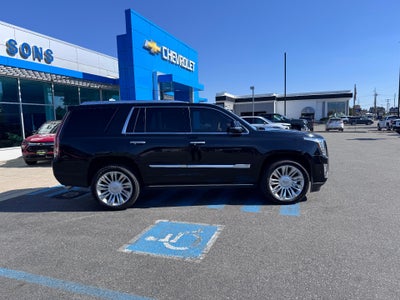 2017 Cadillac Escalade PLATINUM / 6.2 LITER V8 / SUNROOF / ADAPTIVE CRUISE / LOCAL TRADE