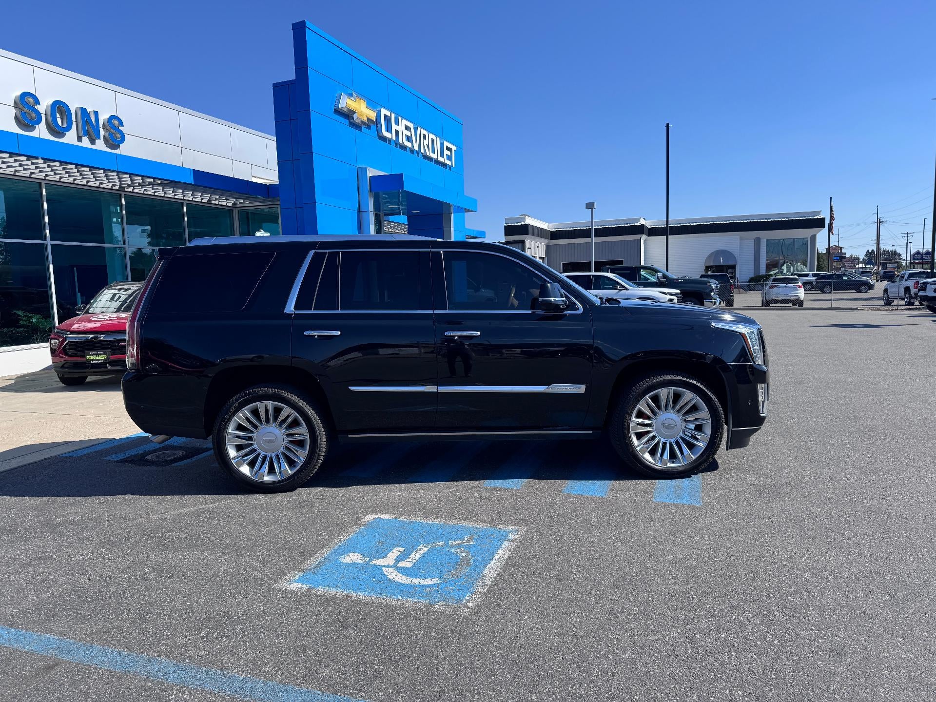 2017 Cadillac Escalade PLATINUM / 6.2 LITER V8 / SUNROOF / ADAPTIVE CRUISE / LOCAL TRADE