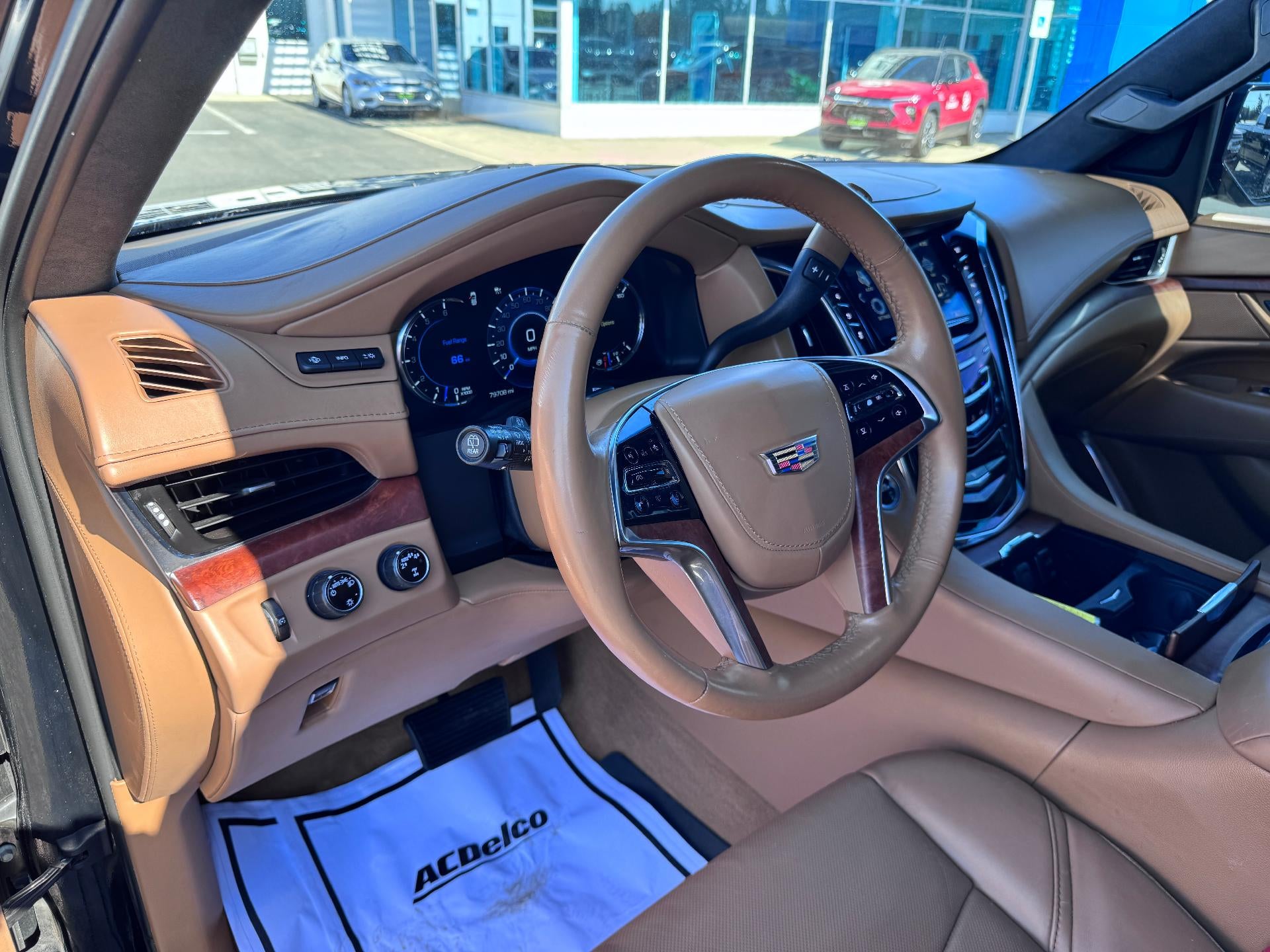 2017 Cadillac Escalade PLATINUM / 6.2 LITER V8 / SUNROOF / ADAPTIVE CRUISE / LOCAL TRADE