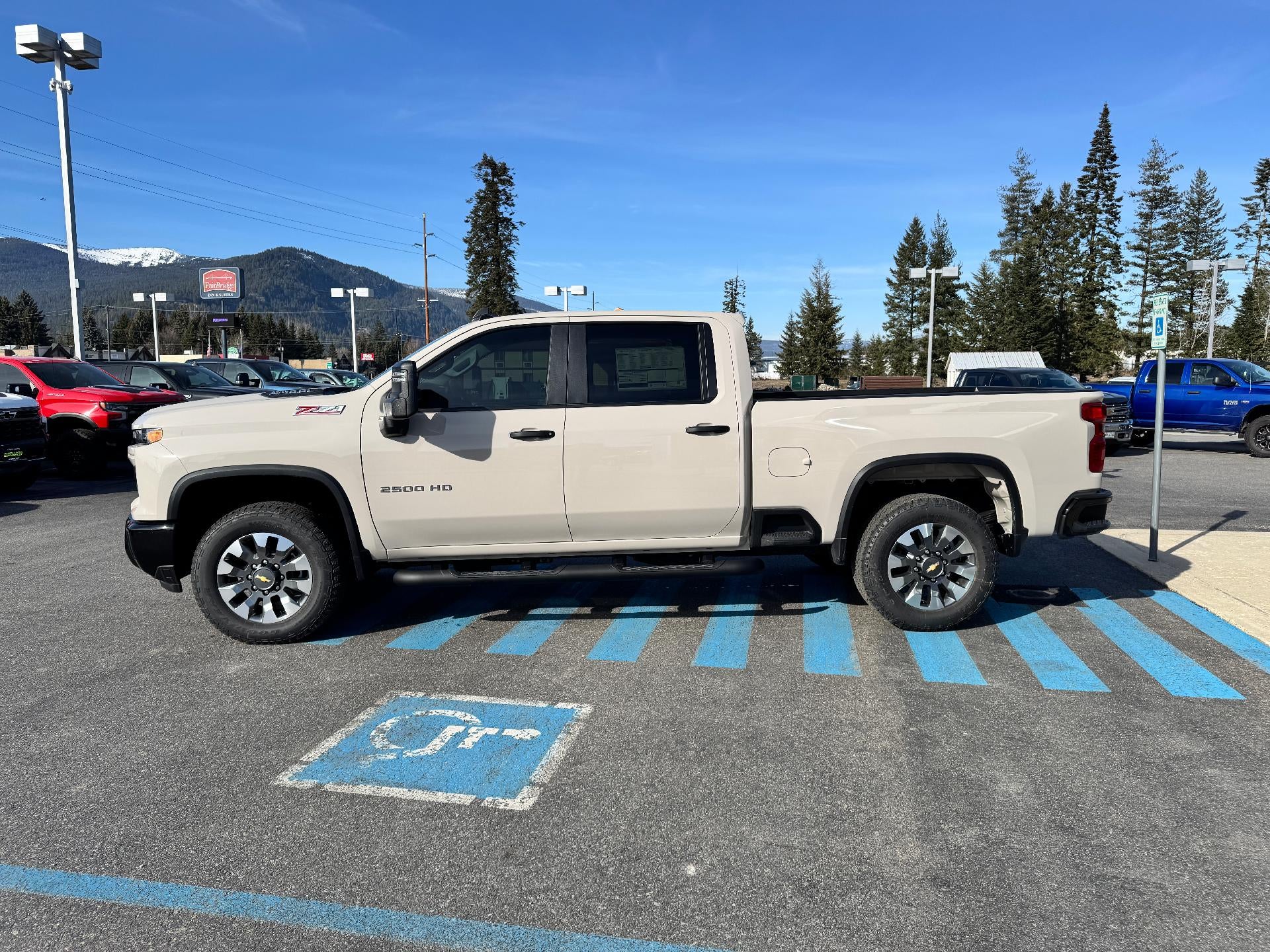 2026 Chevrolet Silverado 2500 HD CUSTOM / CREW / 6.6 LITER GAS V8 / Z71 OFF ROAD / STANDARD BOX