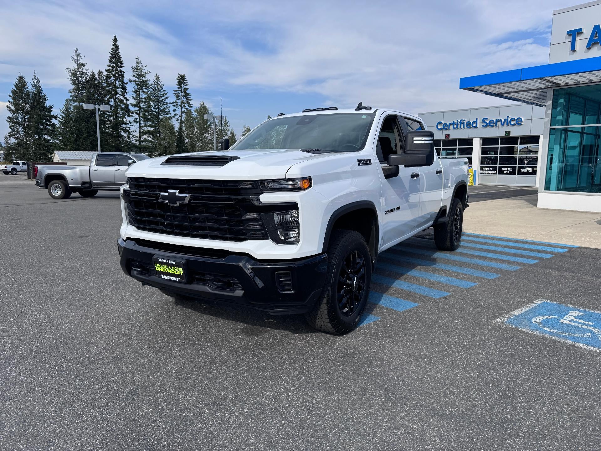 2026 Chevrolet Silverado 2500 HD CUSTOM / CREW / 6.6 LITER GAS V8 / Z71 OFF ROAD / STANDARD BOX / 1 OWNER / 15K MILES
