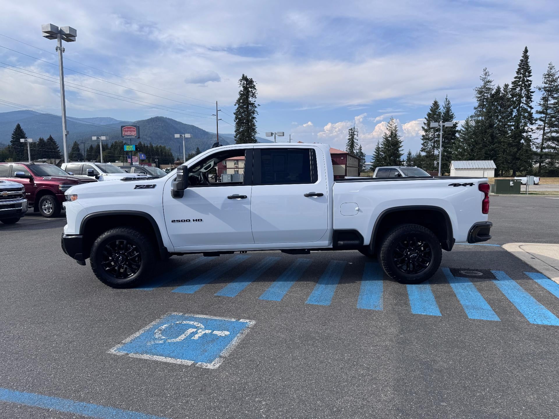 2026 Chevrolet Silverado 2500 HD CUSTOM / CREW / 6.6 LITER GAS V8 / Z71 OFF ROAD / STANDARD BOX / 1 OWNER / 15K MILES