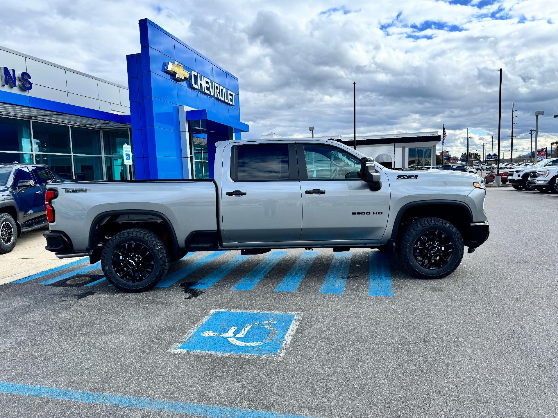 2026 Chevrolet Silverado 2500 HD LT / CREW / 6.6 LITER GAS V8 / TRAIL BOSS / LEATHER / SURROND VISION / STANDARD BOX