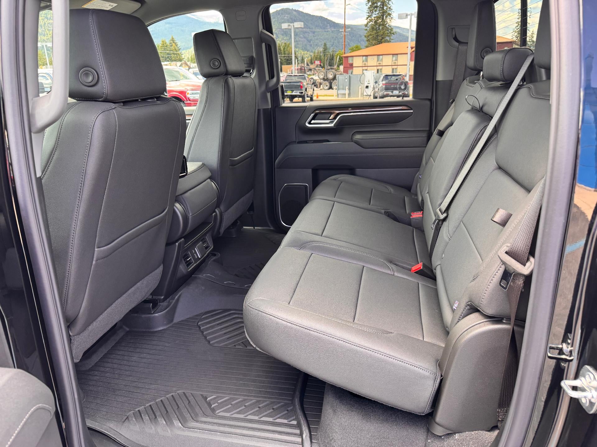2026 Chevrolet Silverado 2500 HD LT / CREW / 6.6 LITER GAS V8 / TRAIL BOSS / LEATHER / SURROND VISION / STANDARD BOX