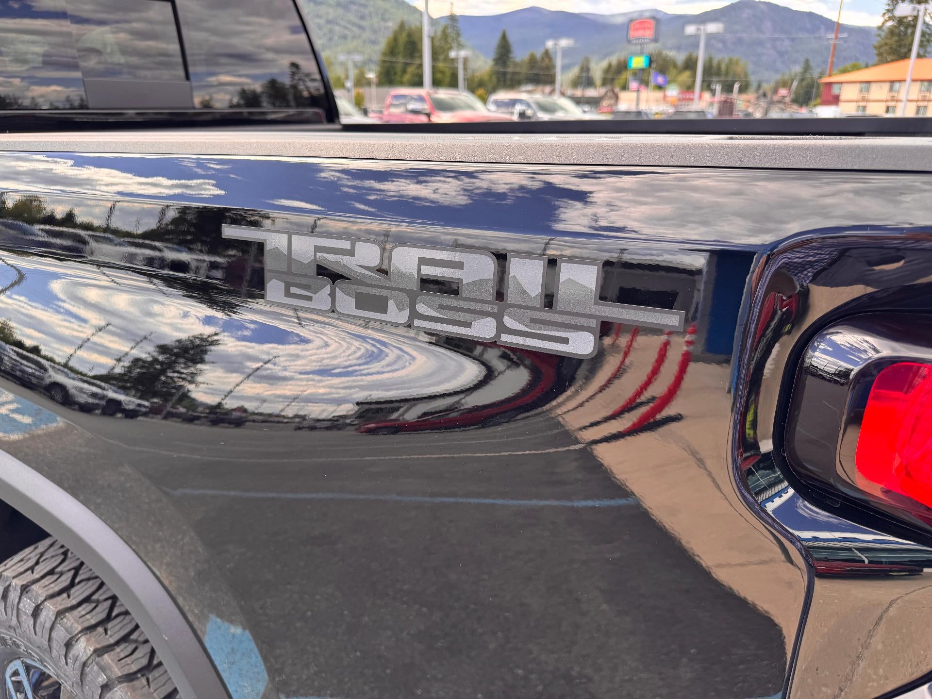 2026 Chevrolet Silverado 2500 HD LT / CREW / 6.6 LITER GAS V8 / TRAIL BOSS / LEATHER / SURROND VISION / STANDARD BOX