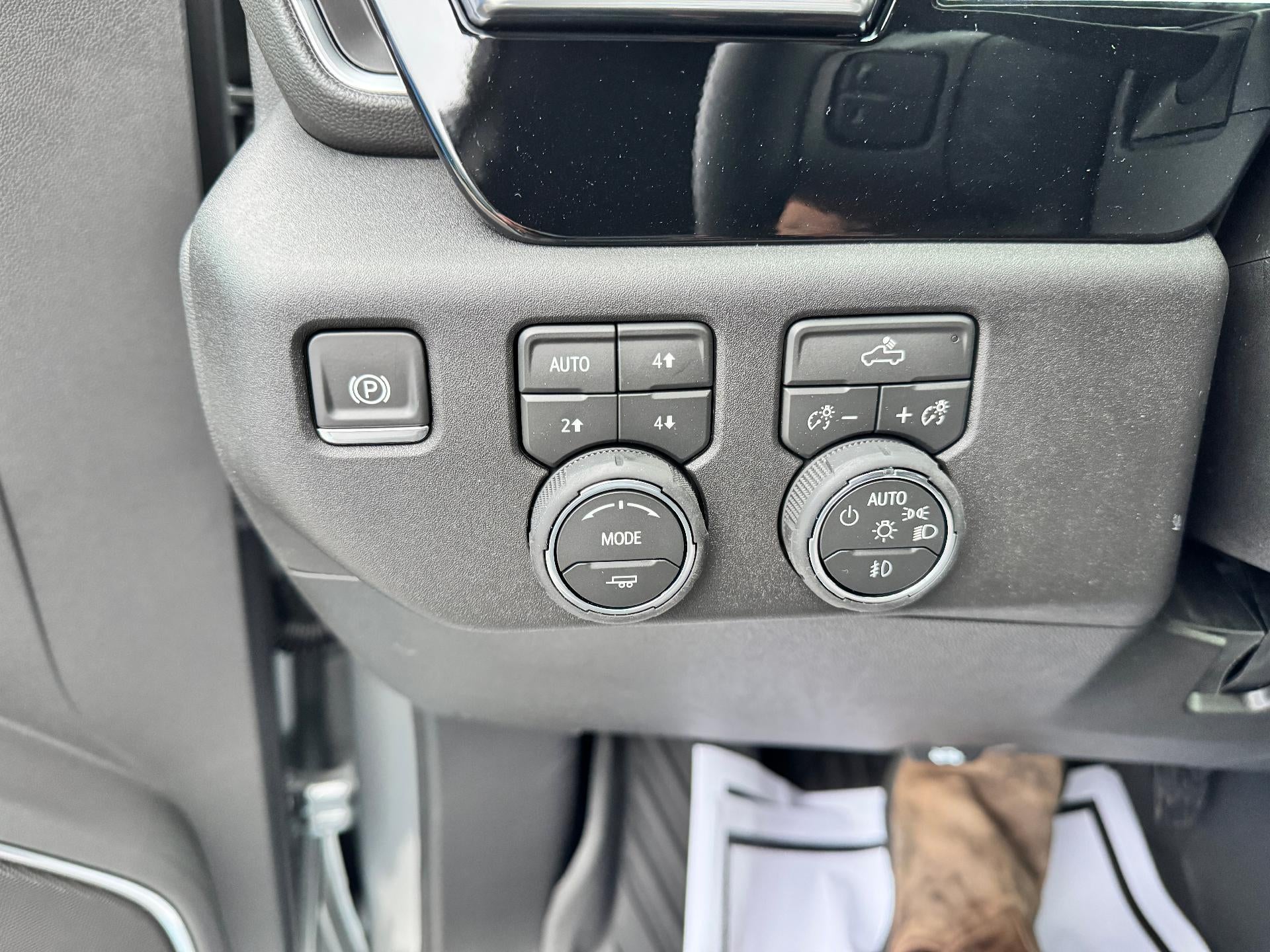 2026 Chevrolet Silverado 3500 HD LT / CREW / DMAX DIESEL / Z71 OFF ROAD / ADAPTIVE CRUISE / STANDARD BOX