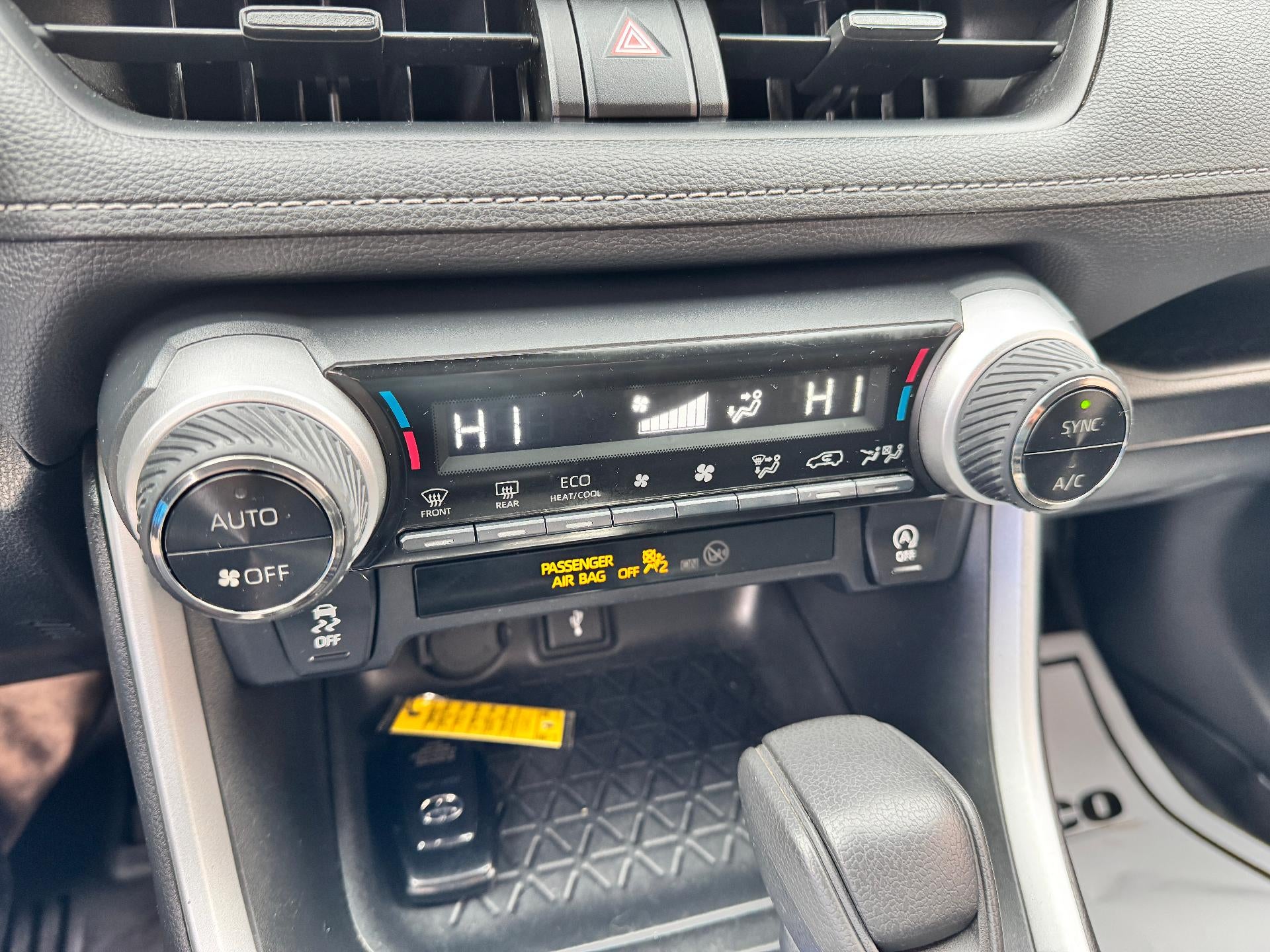 2020 Toyota RAV4 XLE / AWD / SUNROOF / ADAPTIVE CRUISE / SAFETY PCKG / LOCAL TRADE