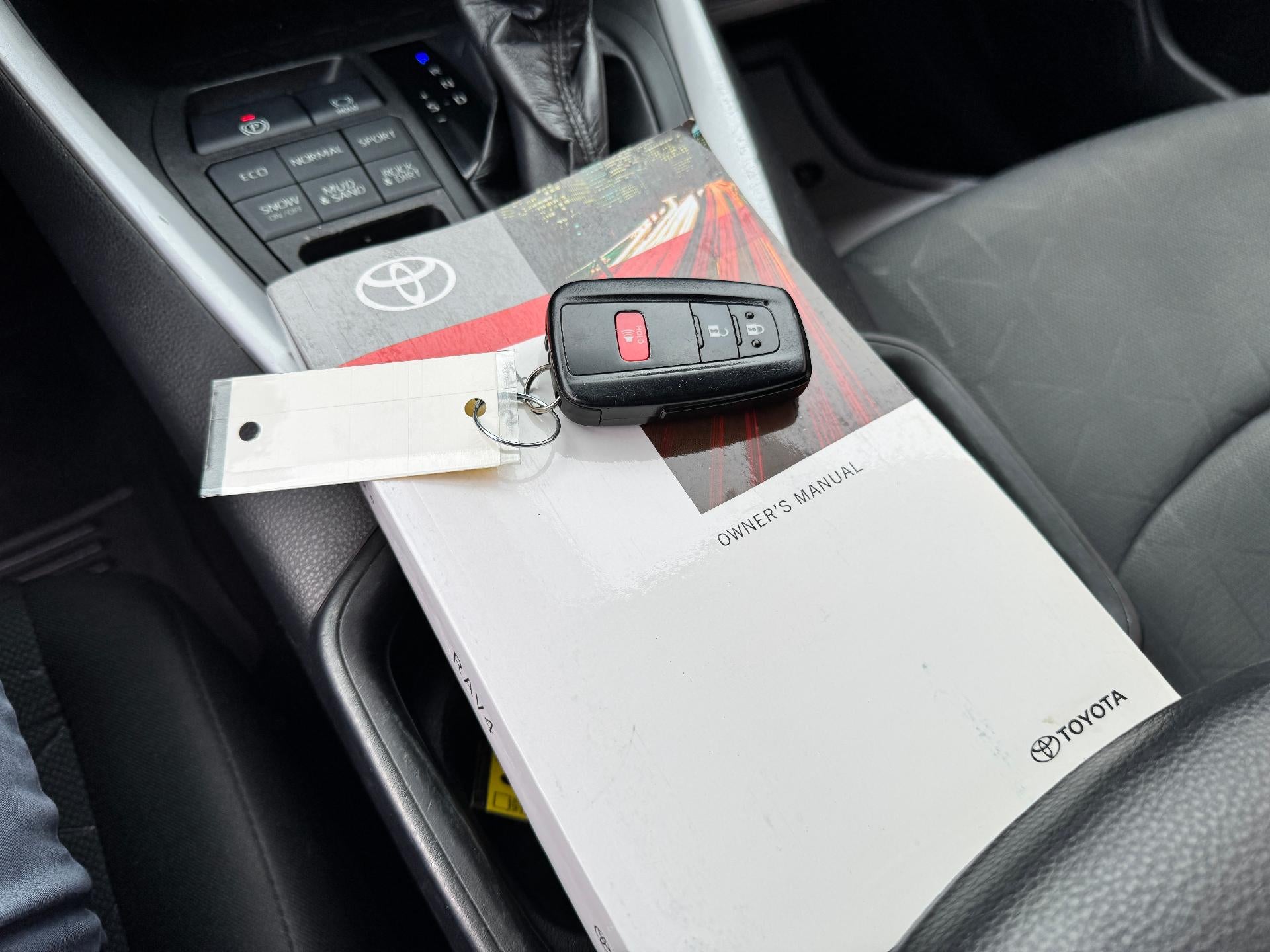 2020 Toyota RAV4 XLE / AWD / SUNROOF / ADAPTIVE CRUISE / SAFETY PCKG / LOCAL TRADE