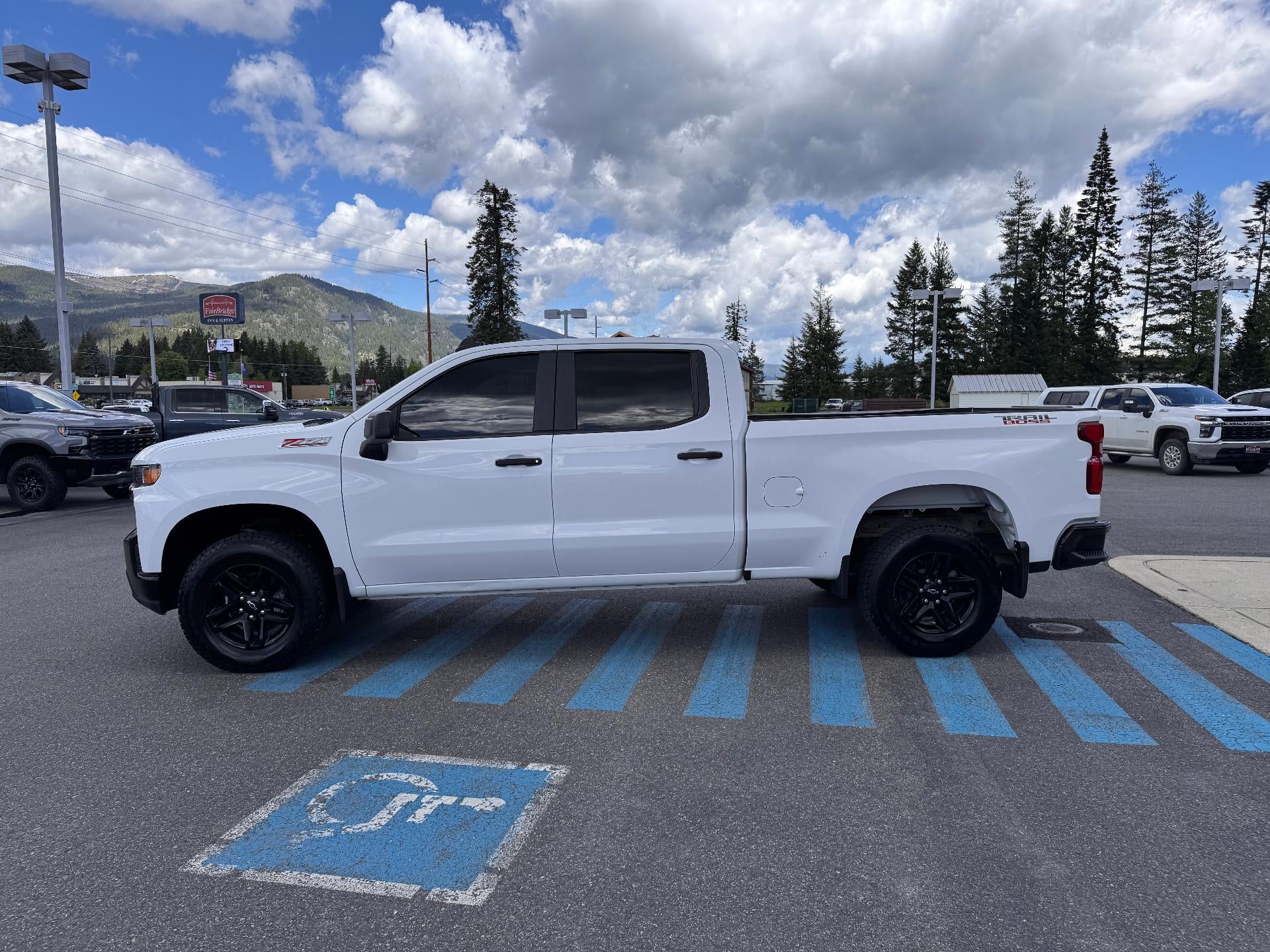 2022 Chevrolet Silverado 1500 LTD CUSTOM / TRAIL BOSS / CREW / 6.2 LITER V8 / STANDARD BOX / 1 OWNER