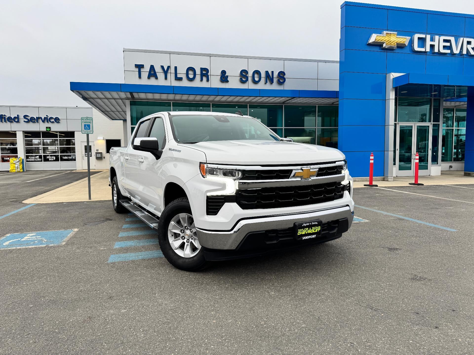2023 Chevrolet Silverado 1500 LT / CREW / 5.3 LITER V8 / STANDARD BOX / LOCAL TRADE / 33K MILES