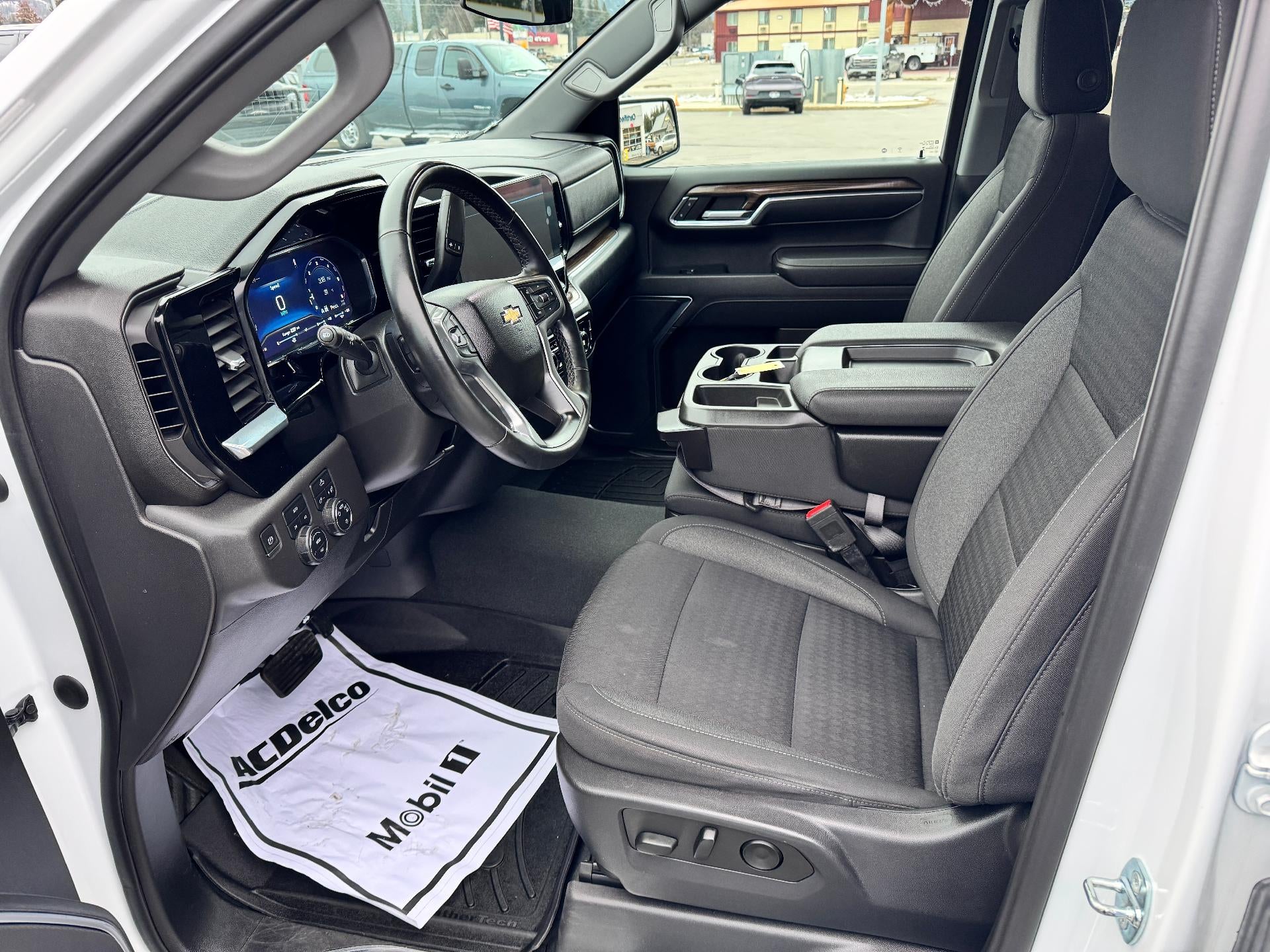 2023 Chevrolet Silverado 1500 LT / CREW / 5.3 LITER V8 / STANDARD BOX / LOCAL TRADE / 33K MILES