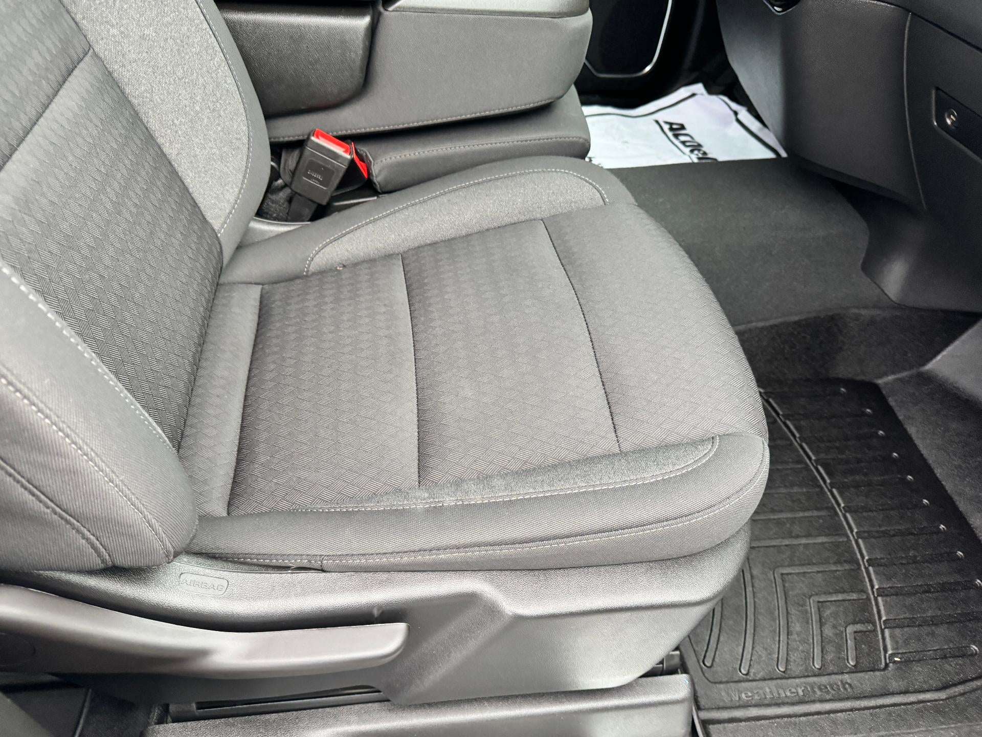 2023 Chevrolet Silverado 1500 LT / CREW / 5.3 LITER V8 / STANDARD BOX / LOCAL TRADE / 33K MILES