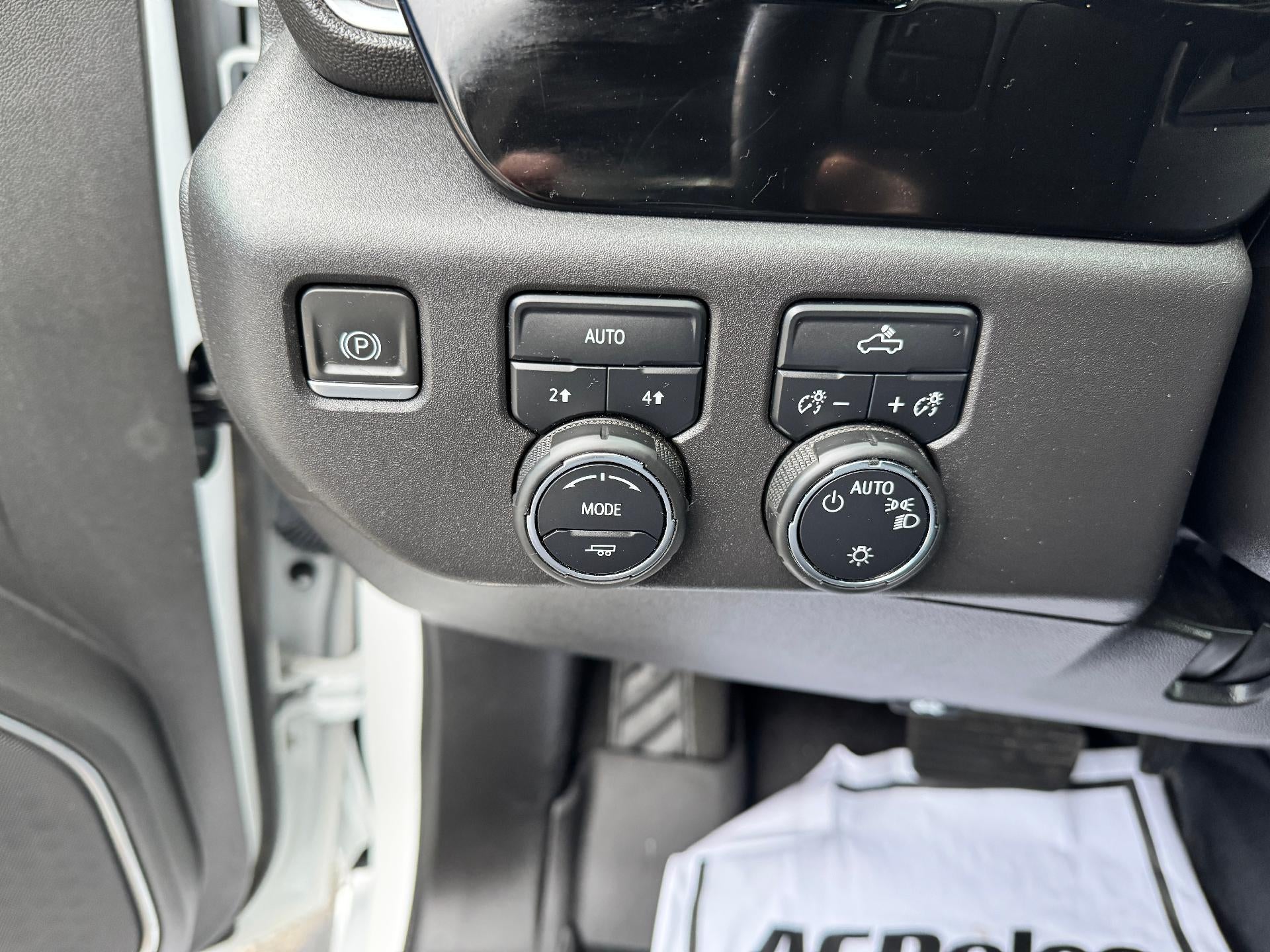 2023 Chevrolet Silverado 1500 LT / CREW / 5.3 LITER V8 / STANDARD BOX / LOCAL TRADE / 33K MILES