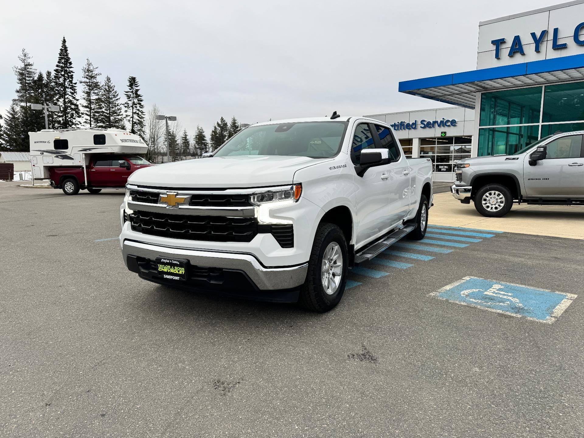 2023 Chevrolet Silverado 1500 LT / CREW / 5.3 LITER V8 / STANDARD BOX / LOCAL TRADE / 33K MILES
