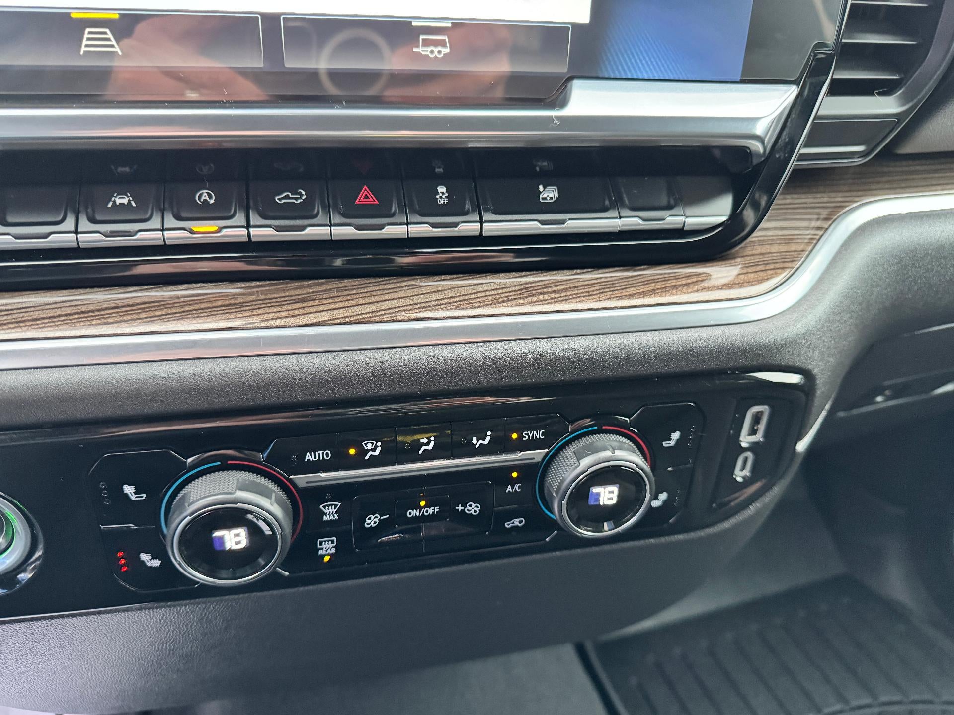 2023 Chevrolet Silverado 1500 LT / CREW / 5.3 LITER V8 / STANDARD BOX / LOCAL TRADE / 33K MILES