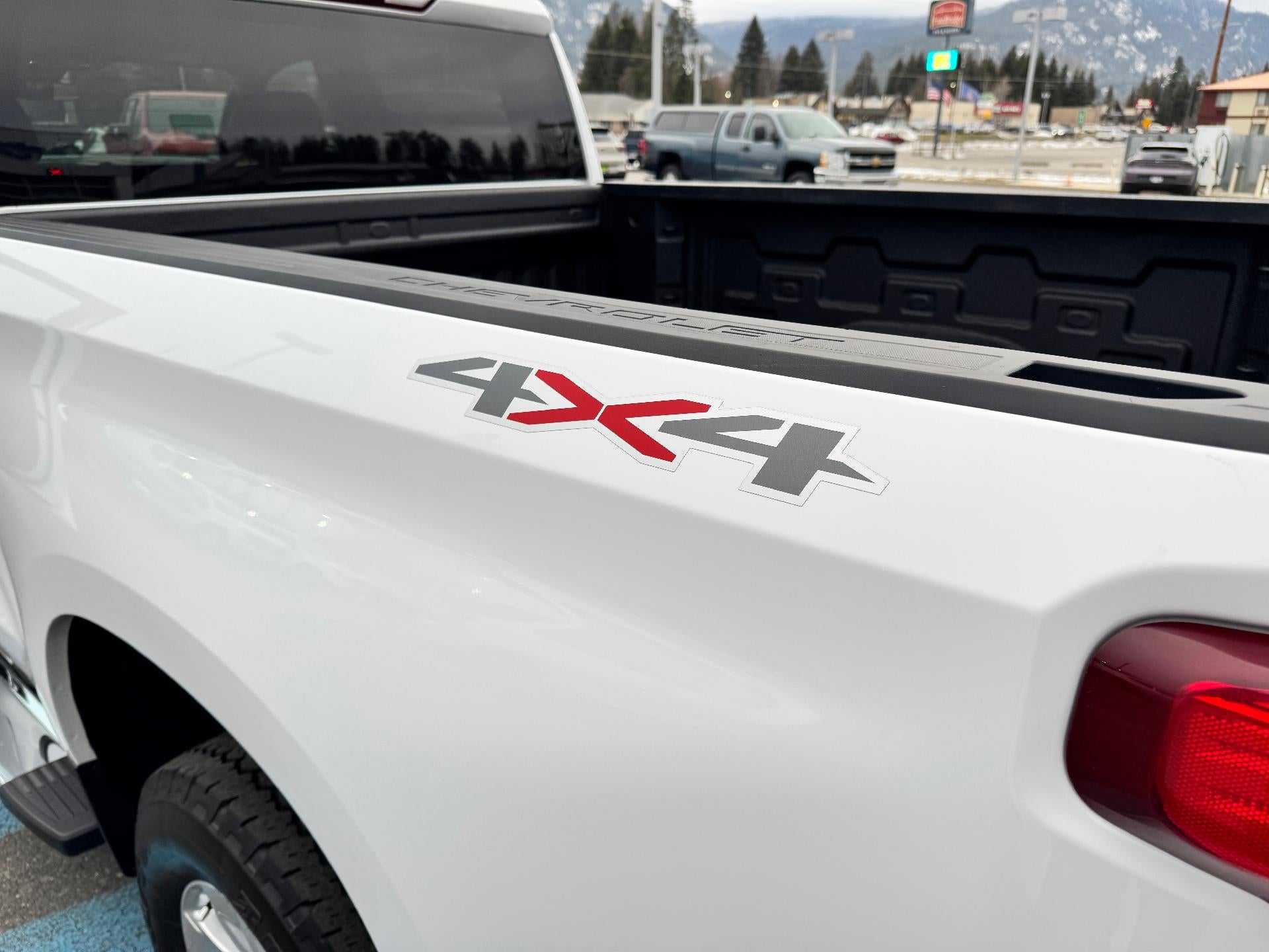 2023 Chevrolet Silverado 1500 LT / CREW / 5.3 LITER V8 / STANDARD BOX / LOCAL TRADE / 33K MILES