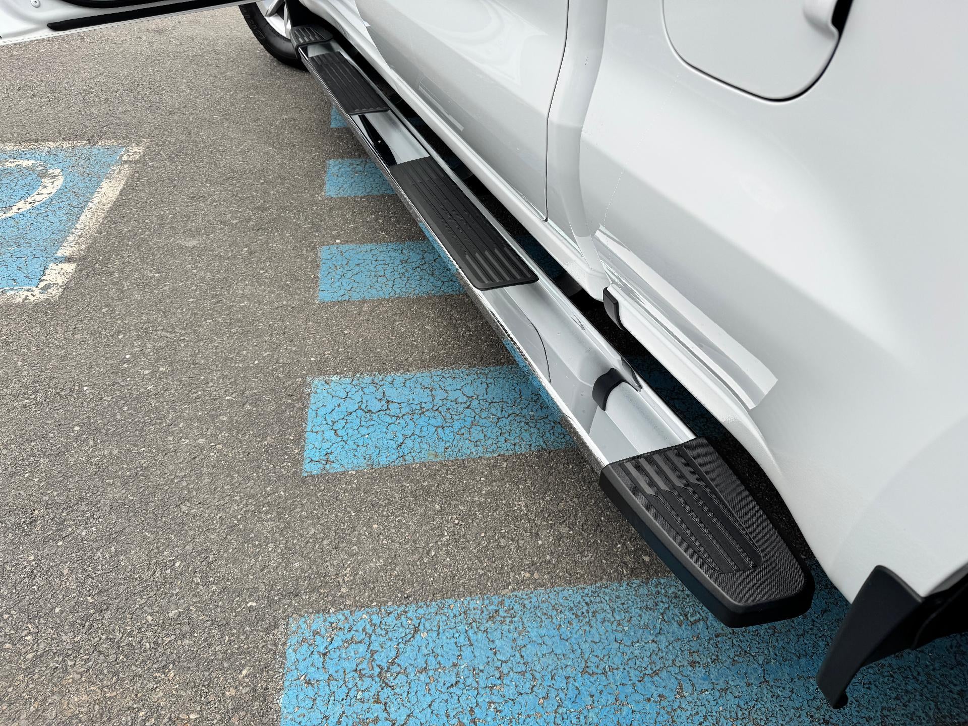 2023 Chevrolet Silverado 1500 LT / CREW / 5.3 LITER V8 / STANDARD BOX / LOCAL TRADE / 33K MILES