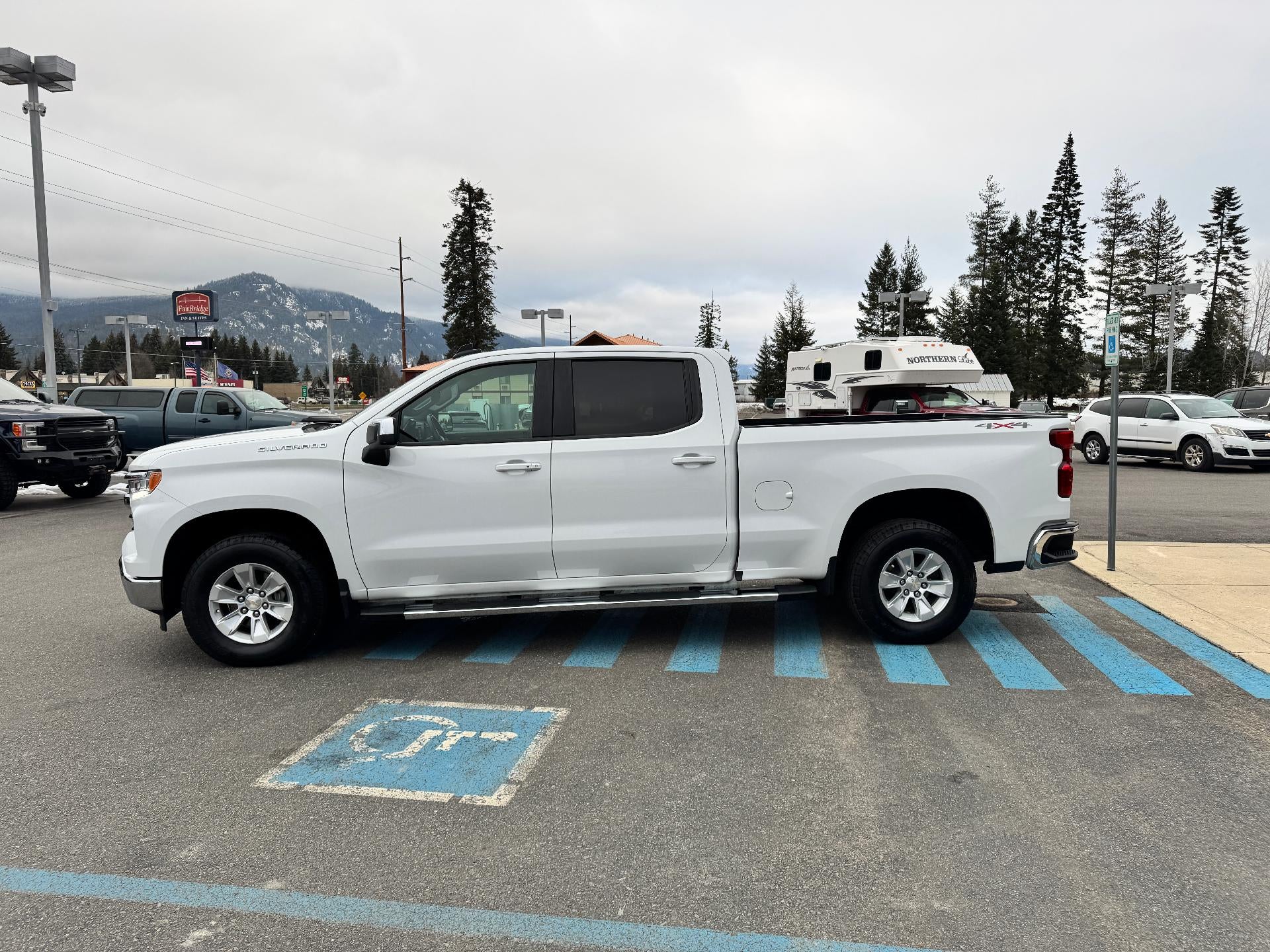 2023 Chevrolet Silverado 1500 LT / CREW / 5.3 LITER V8 / STANDARD BOX / LOCAL TRADE / 33K MILES