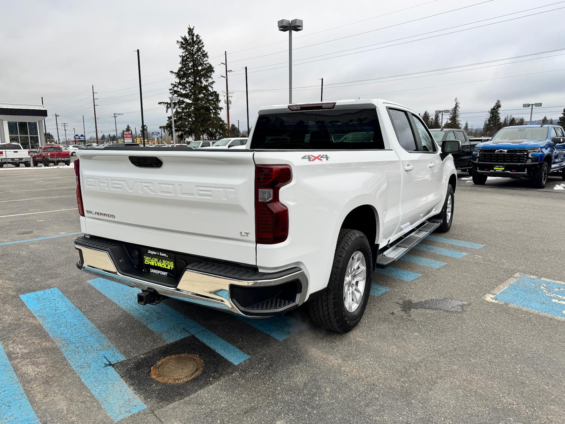 2023 Chevrolet Silverado 1500 LT / CREW / 5.3 LITER V8 / STANDARD BOX / LOCAL TRADE / 33K MILES