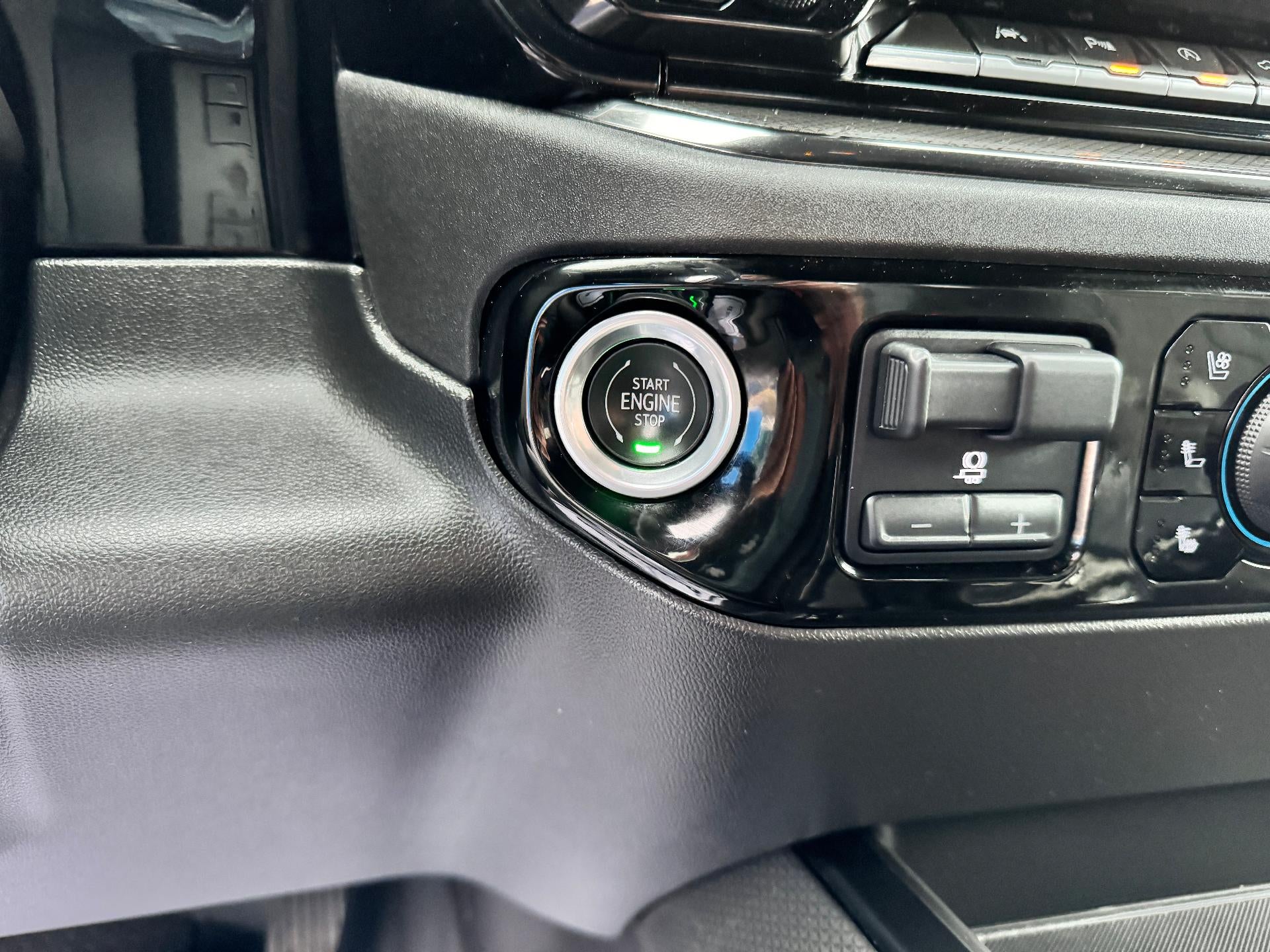 2022 Chevrolet Silverado 1500 ZR2 OFF ROAD / CREW / 6.2 LITER V8 / TECH PCKG / SUNROOF / 1 OWNER