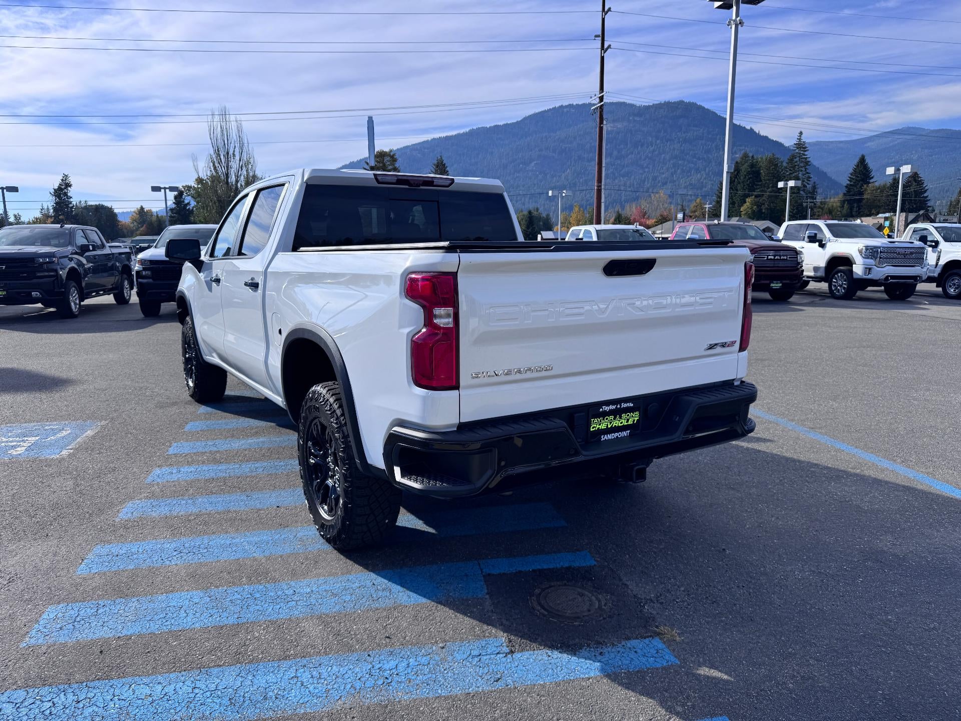 2022 Chevrolet Silverado 1500 ZR2 OFF ROAD / CREW / 6.2 LITER V8 / SUNROOF / TECH PCKG / 1 OWNER / 11K MILES