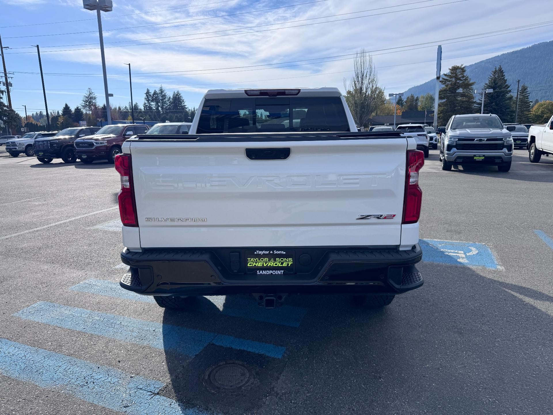 2022 Chevrolet Silverado 1500 ZR2 OFF ROAD / CREW / 6.2 LITER V8 / SUNROOF / TECH PCKG / 1 OWNER / 11K MILES