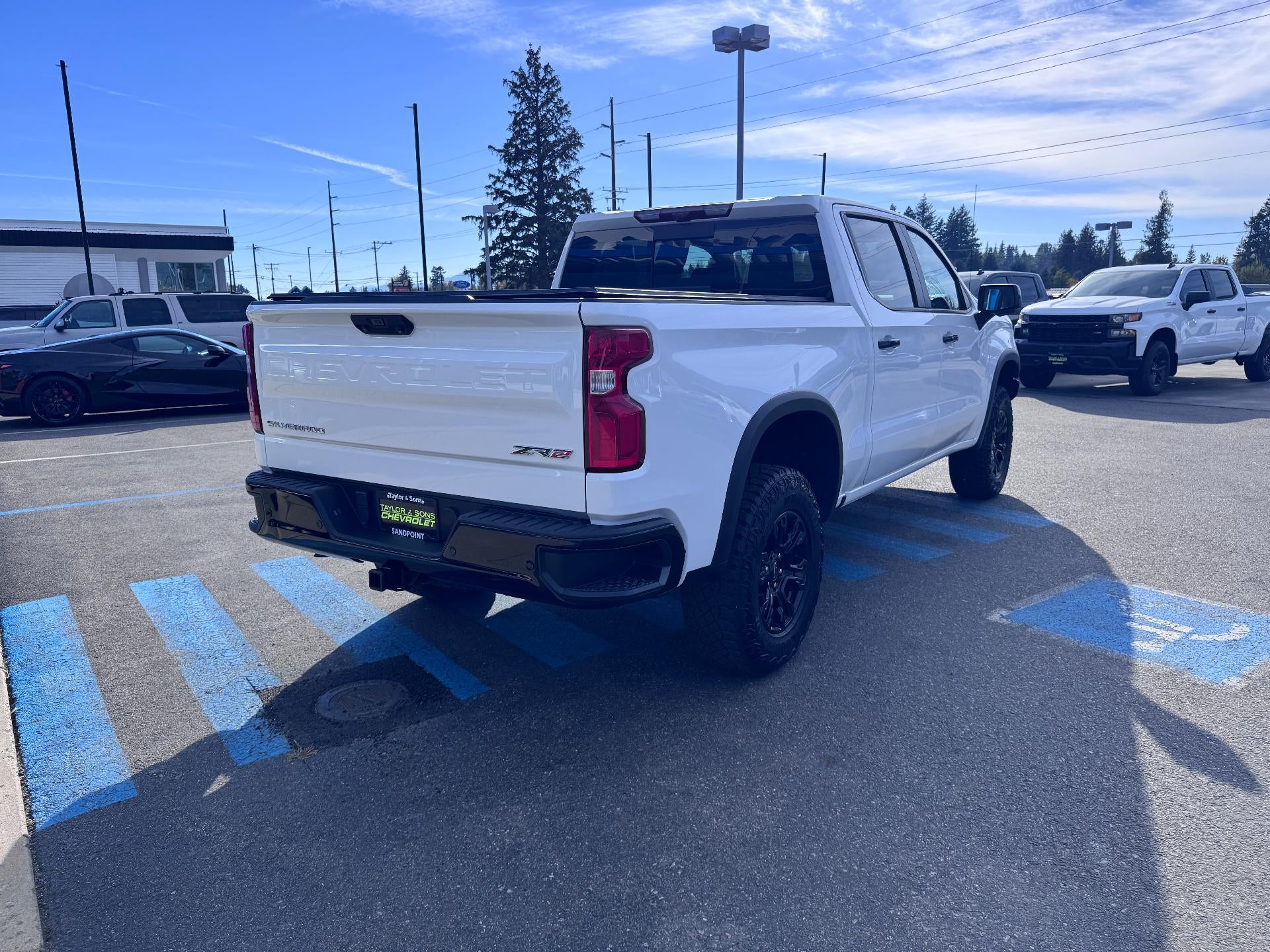 2022 Chevrolet Silverado 1500 ZR2 OFF ROAD / CREW / 6.2 LITER V8 / SUNROOF / TECH PCKG / 1 OWNER / 11K MILES