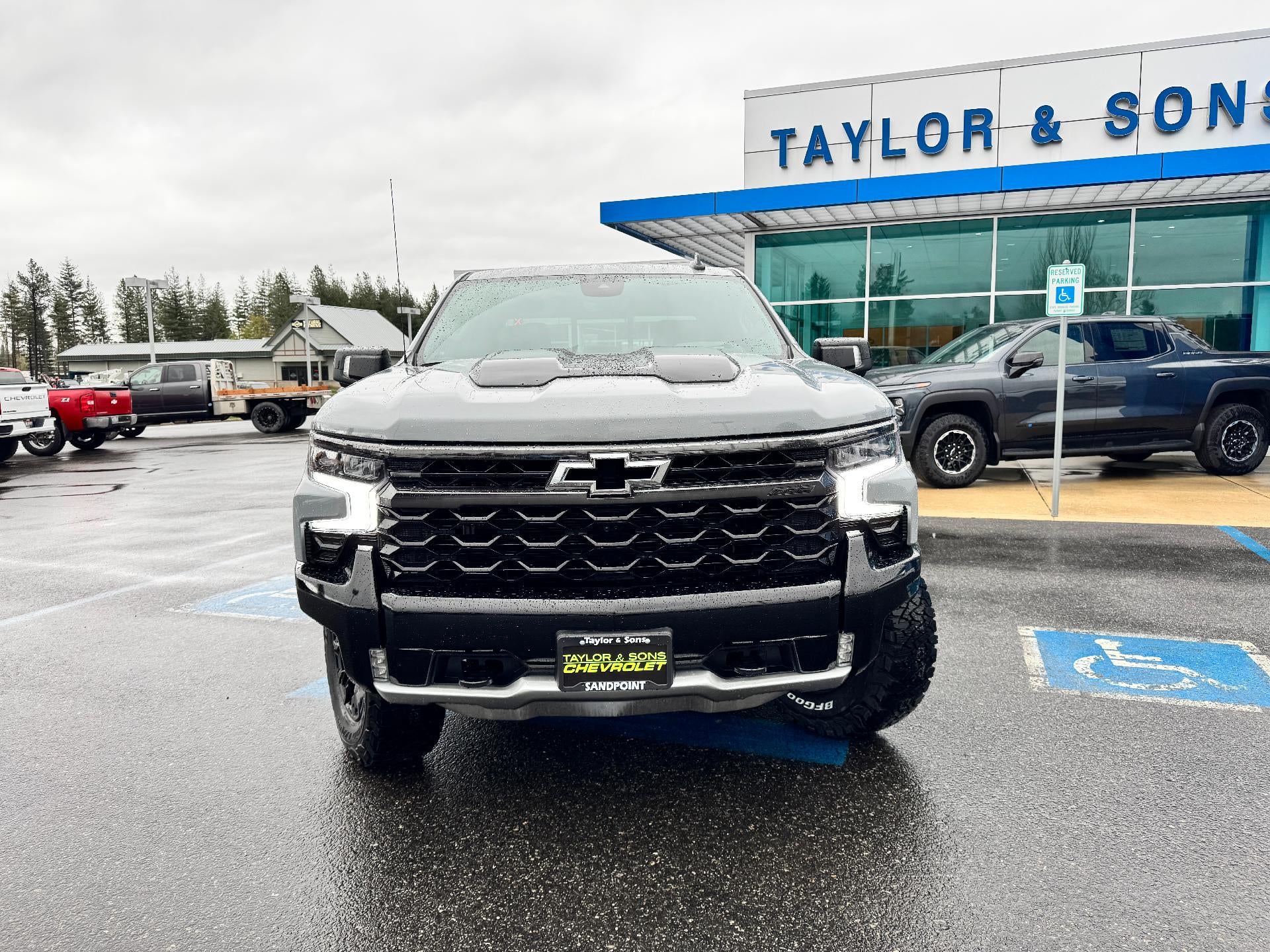 2024 Chevrolet Silverado 1500 ZR2 OFF ROAD / CREW / 6.2 LITER V8 / TECH PCKG / 1 OWNER / 38K MILES