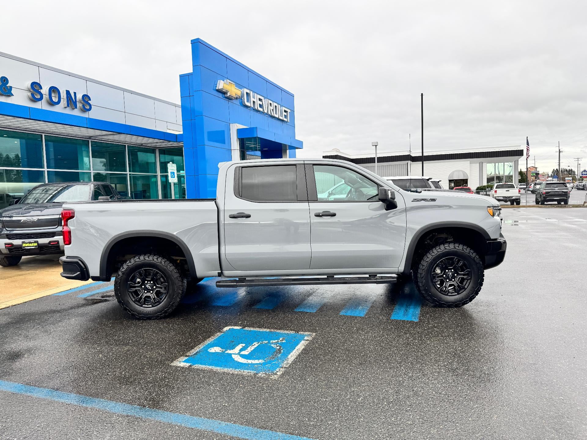 2024 Chevrolet Silverado 1500 ZR2 OFF ROAD / CREW / 6.2 LITER V8 / TECH PCKG / 1 OWNER / 38K MILES