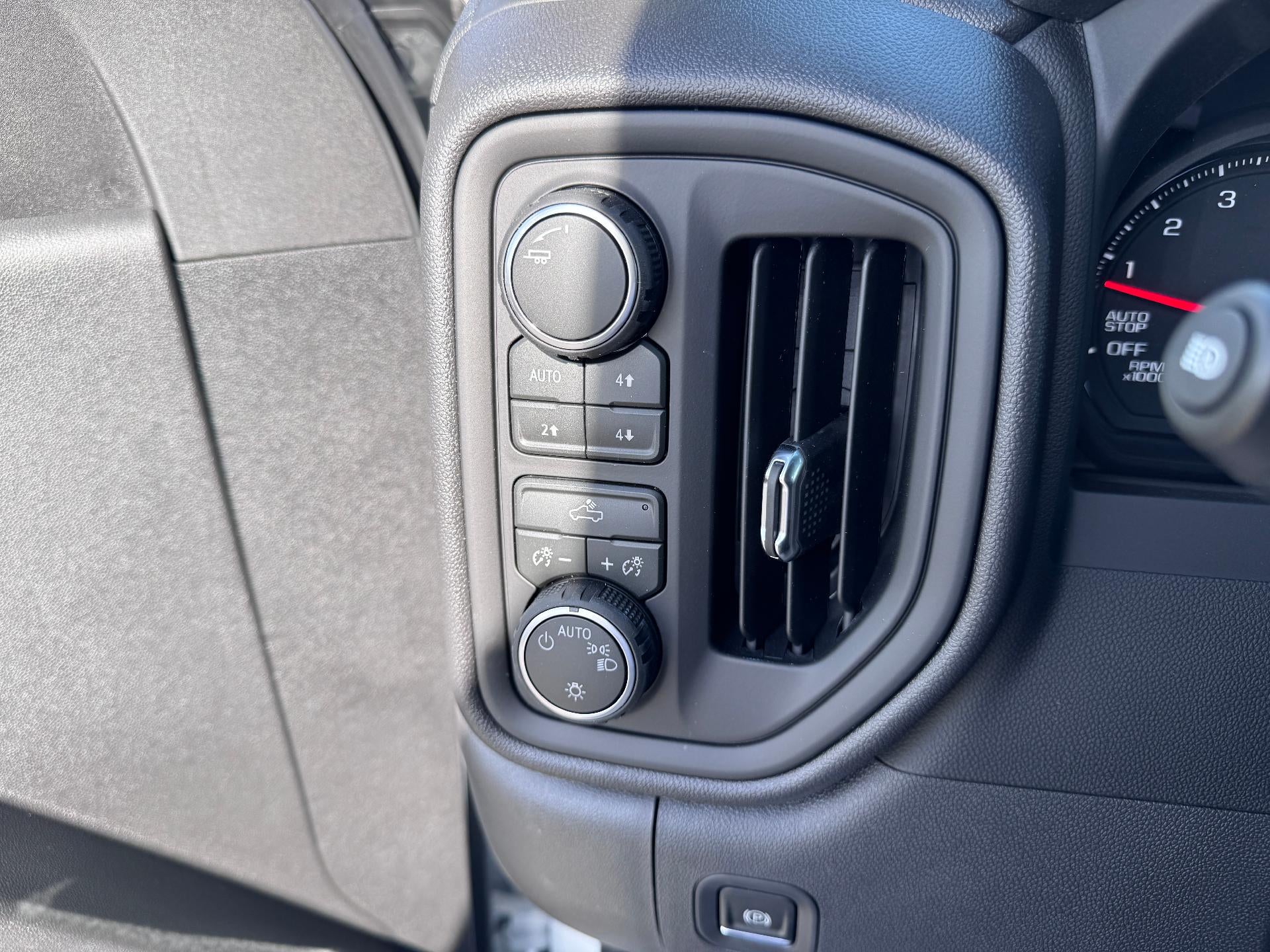 2026 Chevrolet Silverado 1500 WORK TRUCK / CREW / 5.3 LITER V8 / Z71 OFF ROAD / STANDARD BOX
