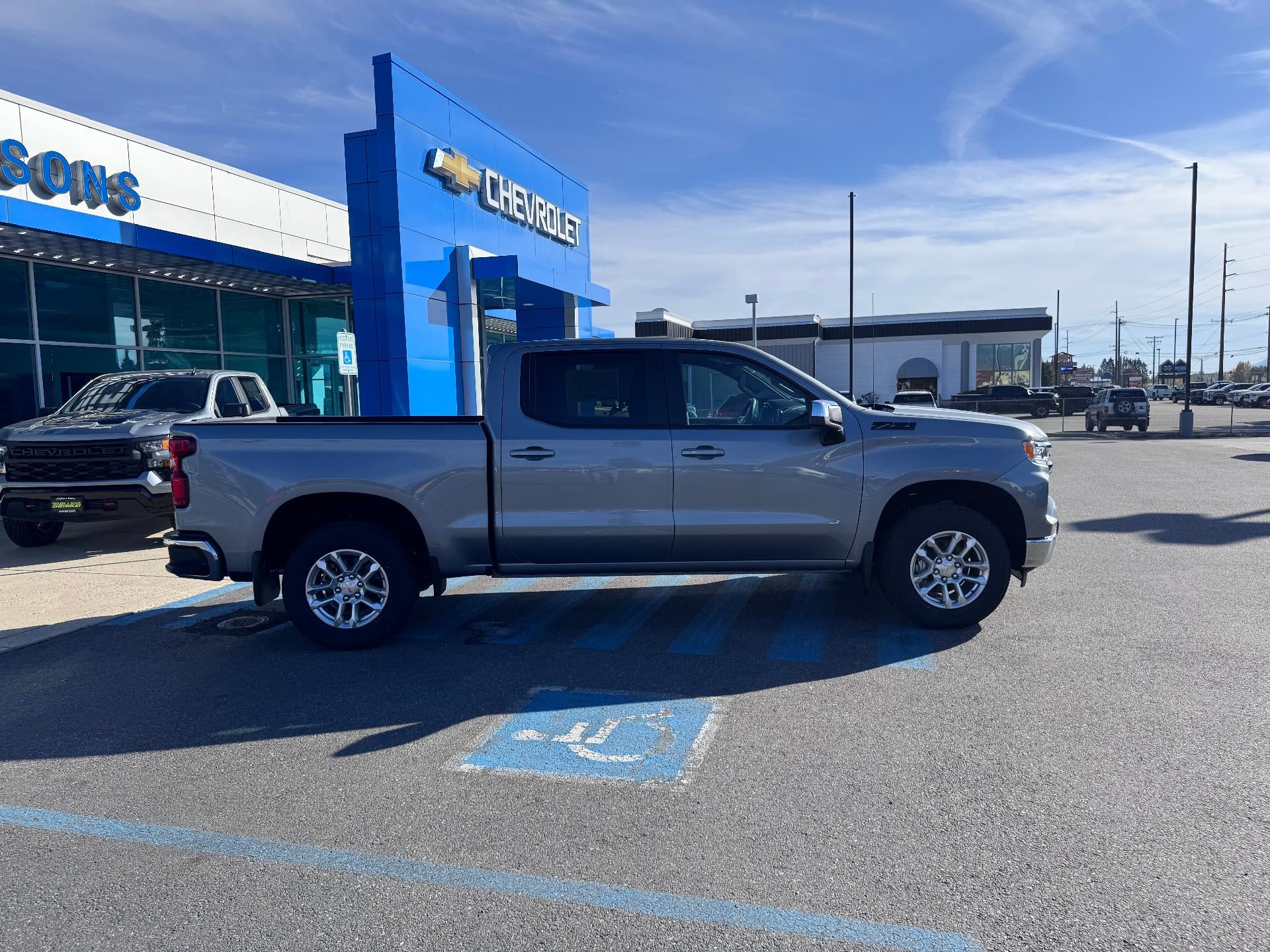 2026 Chevrolet Silverado 1500 LT / CREW / 5.3 LITER V8 / Z71 OFF ROAD / ADAPTIVE CRUISE / SHORT BOX