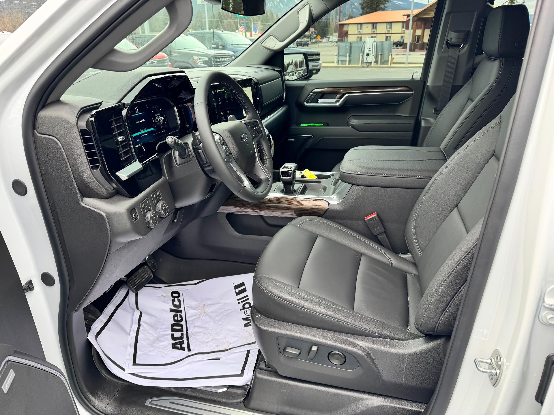 2026 Chevrolet Silverado 1500 LT / TRAIL BOSS / 5.3 LITER V8 / CREW / LEATHER / SAFETY PCKG / SHORT BOX