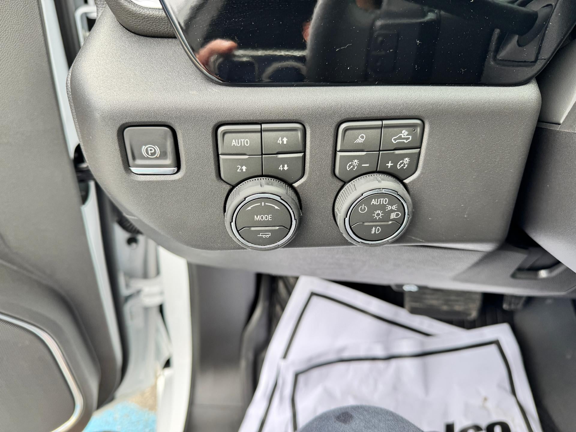 2026 Chevrolet Silverado 1500 LT / TRAIL BOSS / 5.3 LITER V8 / CREW / LEATHER / SAFETY PCKG / SHORT BOX