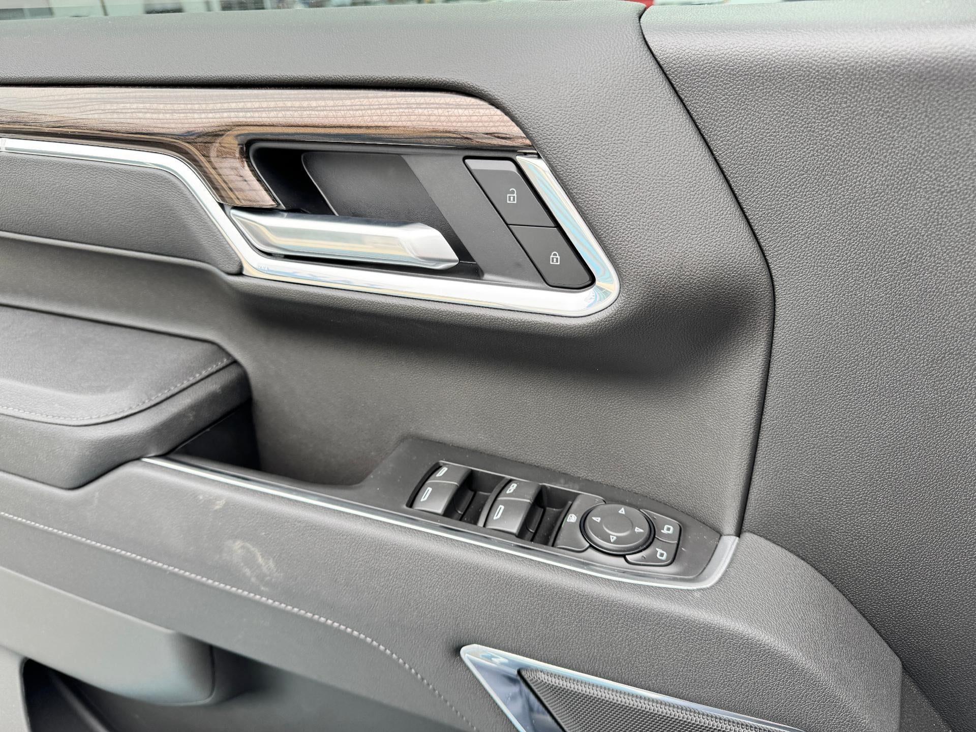 2026 Chevrolet Silverado 1500 LT / TRAIL BOSS / 5.3 LITER V8 / CREW / LEATHER / SAFETY PCKG / SHORT BOX