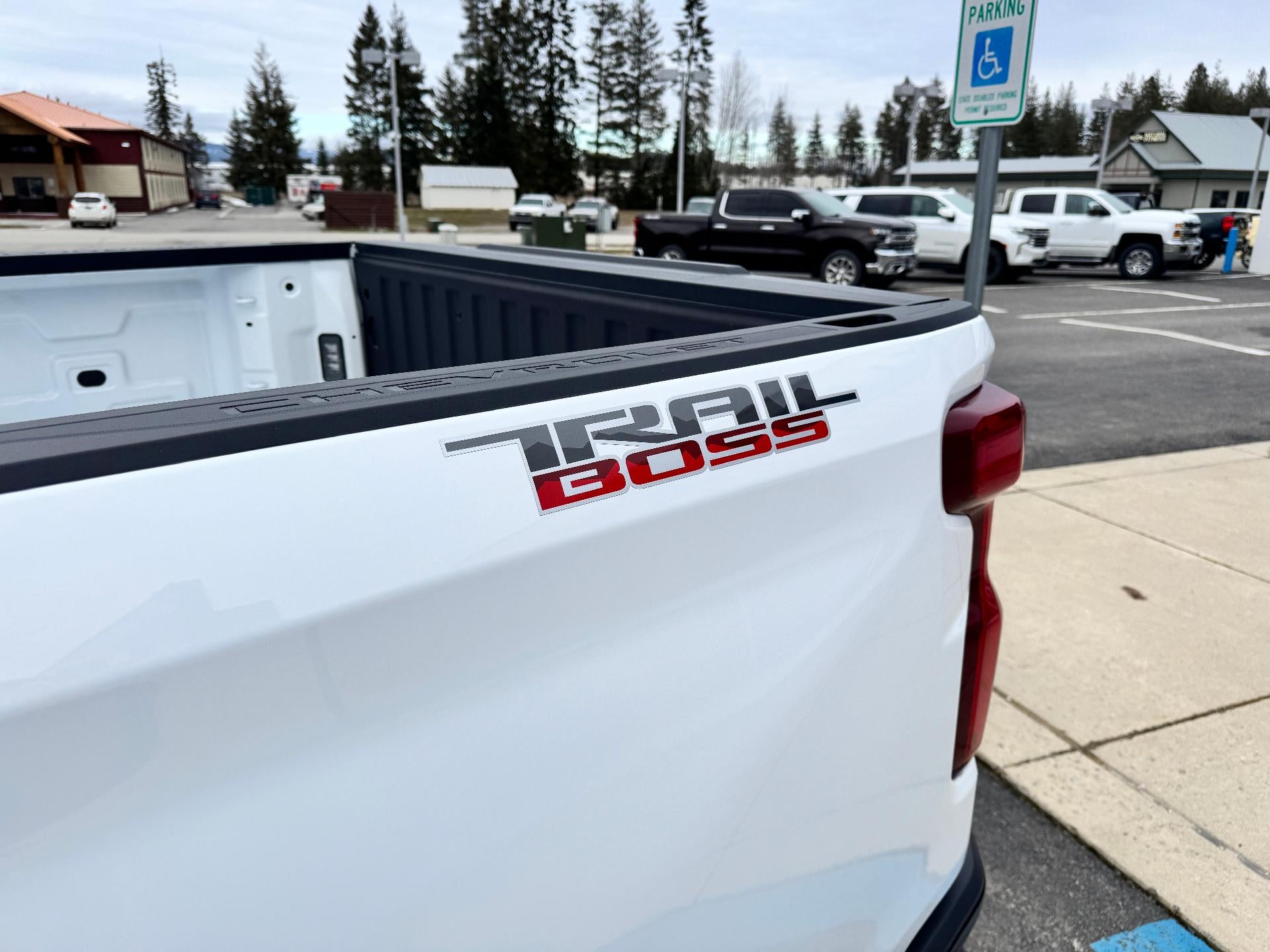 2026 Chevrolet Silverado 1500 LT / TRAIL BOSS / 5.3 LITER V8 / CREW / LEATHER / SAFETY PCKG / SHORT BOX