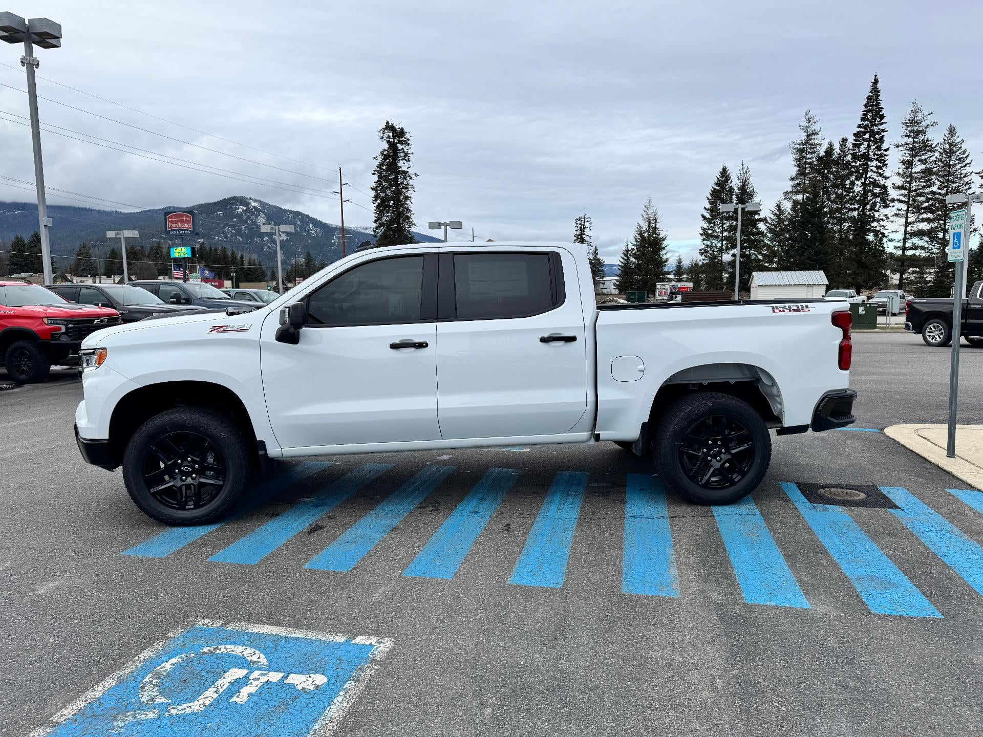 2026 Chevrolet Silverado 1500 LT / TRAIL BOSS / 5.3 LITER V8 / CREW / LEATHER / SAFETY PCKG / SHORT BOX