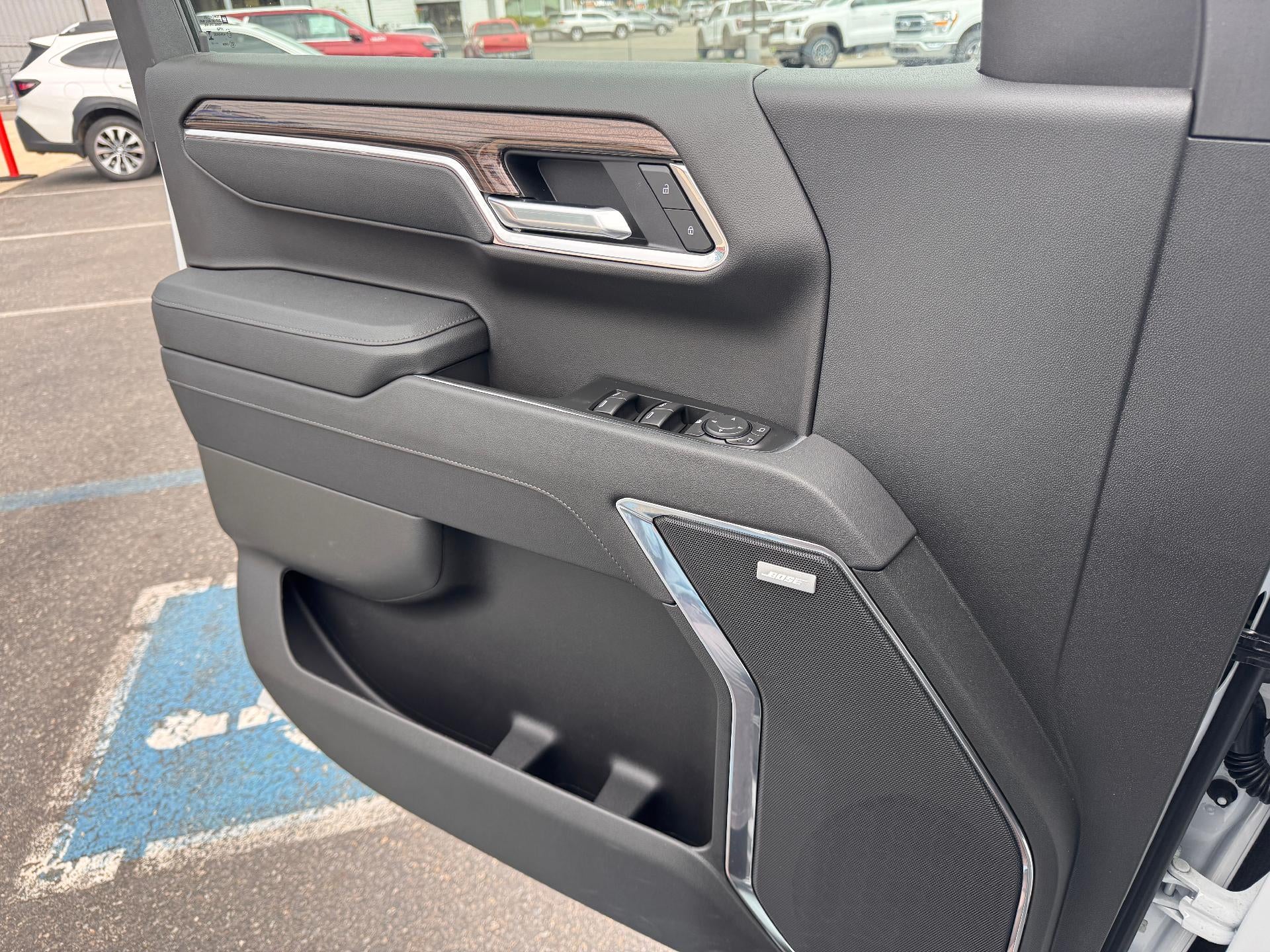 2026 Chevrolet Silverado 1500 LT / TRAIL BOSS / CREW / 6.2 LITER V8 / PREMIUM PCKG / STANDARD BOX