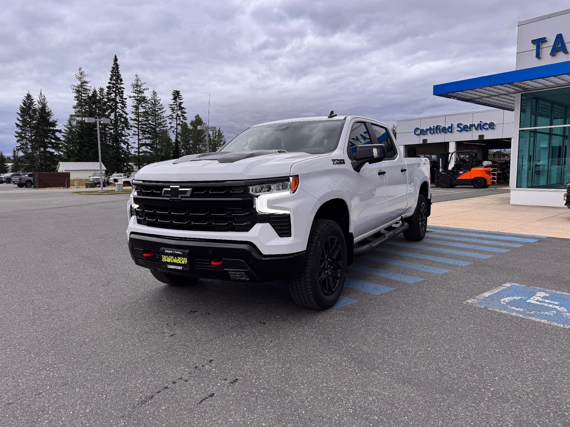 2026 Chevrolet Silverado 1500 LT / TRAIL BOSS / CREW / 6.2 LITER V8 / PREMIUM PCKG / STANDARD BOX
