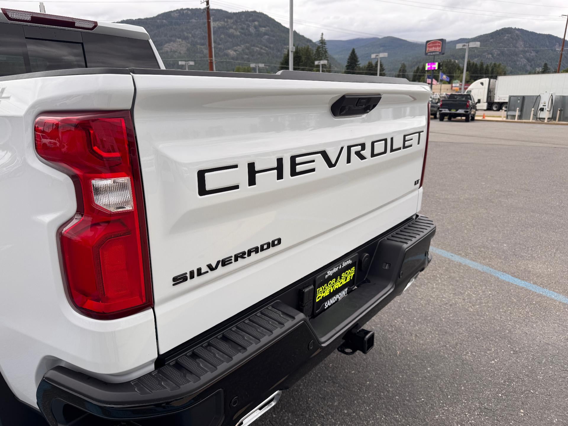 2026 Chevrolet Silverado 1500 LT / TRAIL BOSS / CREW / 6.2 LITER V8 / PREMIUM PCKG / STANDARD BOX