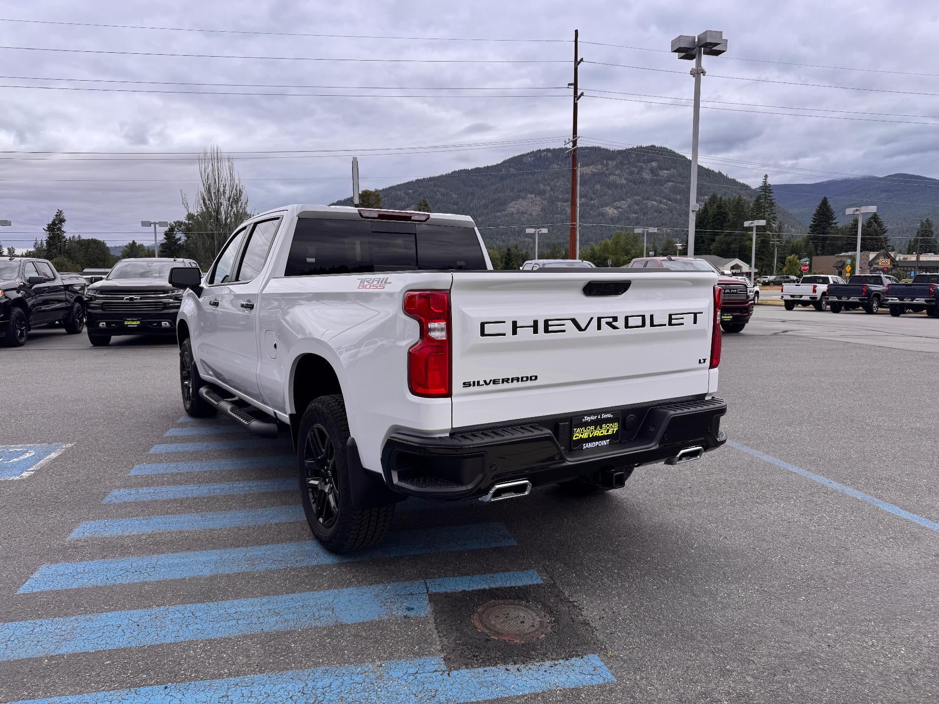 2026 Chevrolet Silverado 1500 LT / TRAIL BOSS / CREW / 6.2 LITER V8 / PREMIUM PCKG / STANDARD BOX
