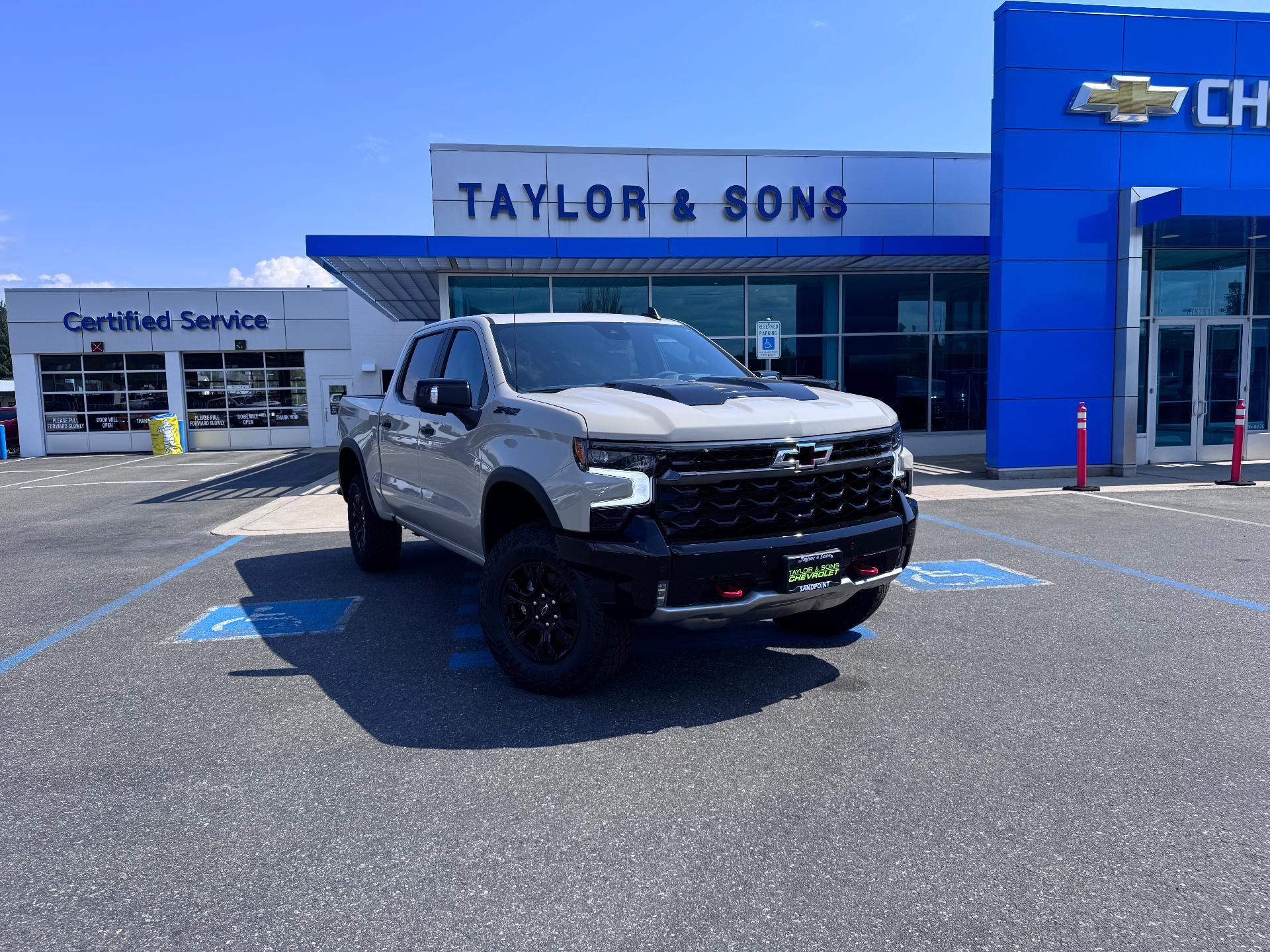 2026 Chevrolet Silverado 1500 ZR2 OFF ROAD / CREW / 6.2 LITER V8 / SUNROOF / TECH PCKG / SHORT BOX